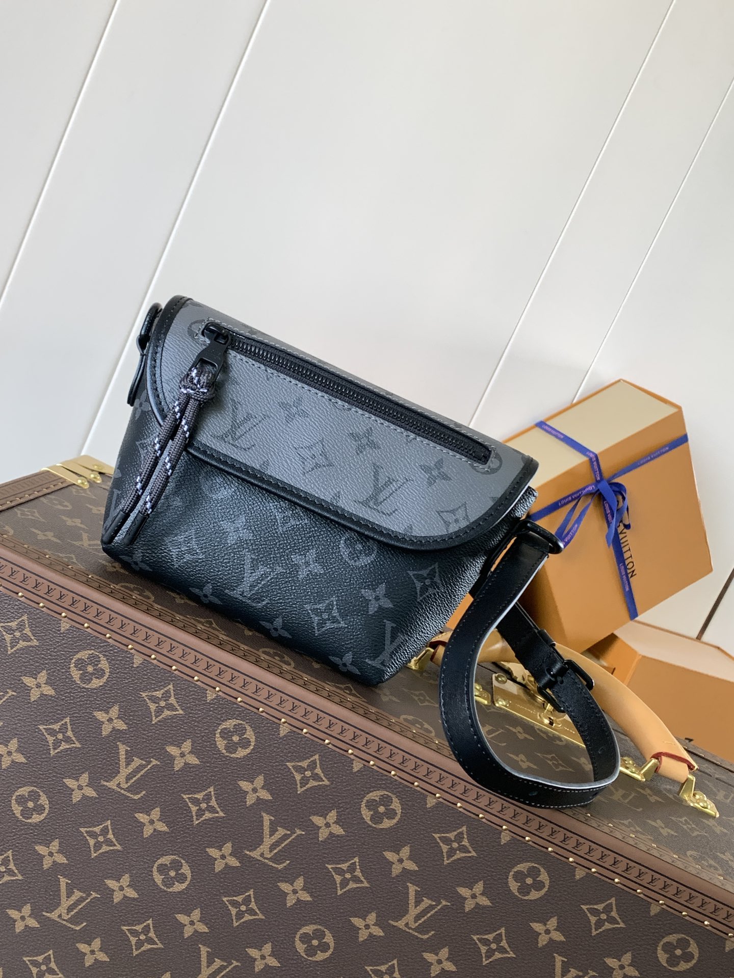 Variable Code Chip LV M12806 Black flower trumpet. Pulse Mini Handbag. Monogram Eclipse coated canvas. Flap zipper pocket