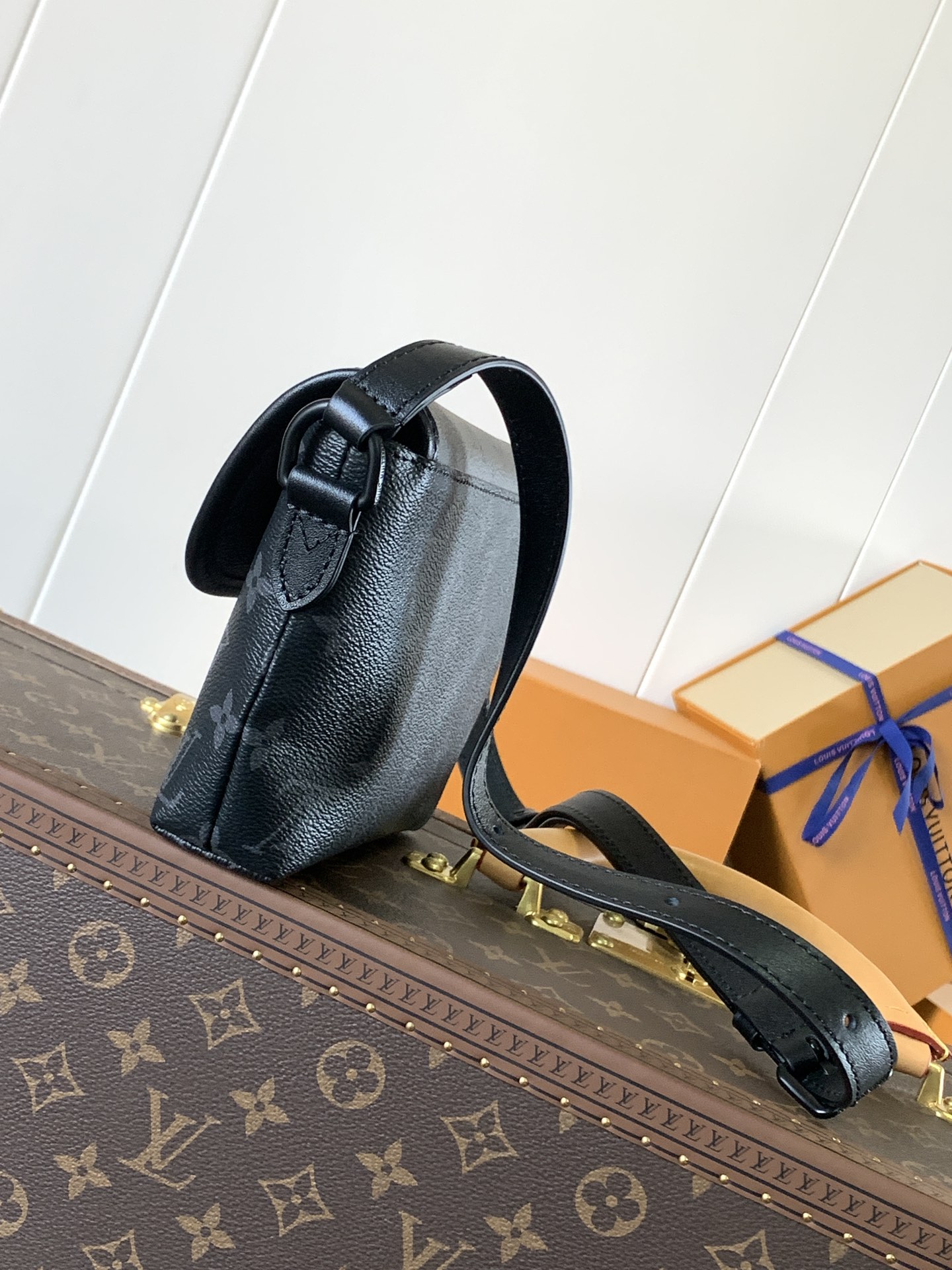 Variable Code Chip LV M12806 Black flower trumpet. Pulse Mini Handbag. Monogram Eclipse coated canvas. Flap zipper pocket