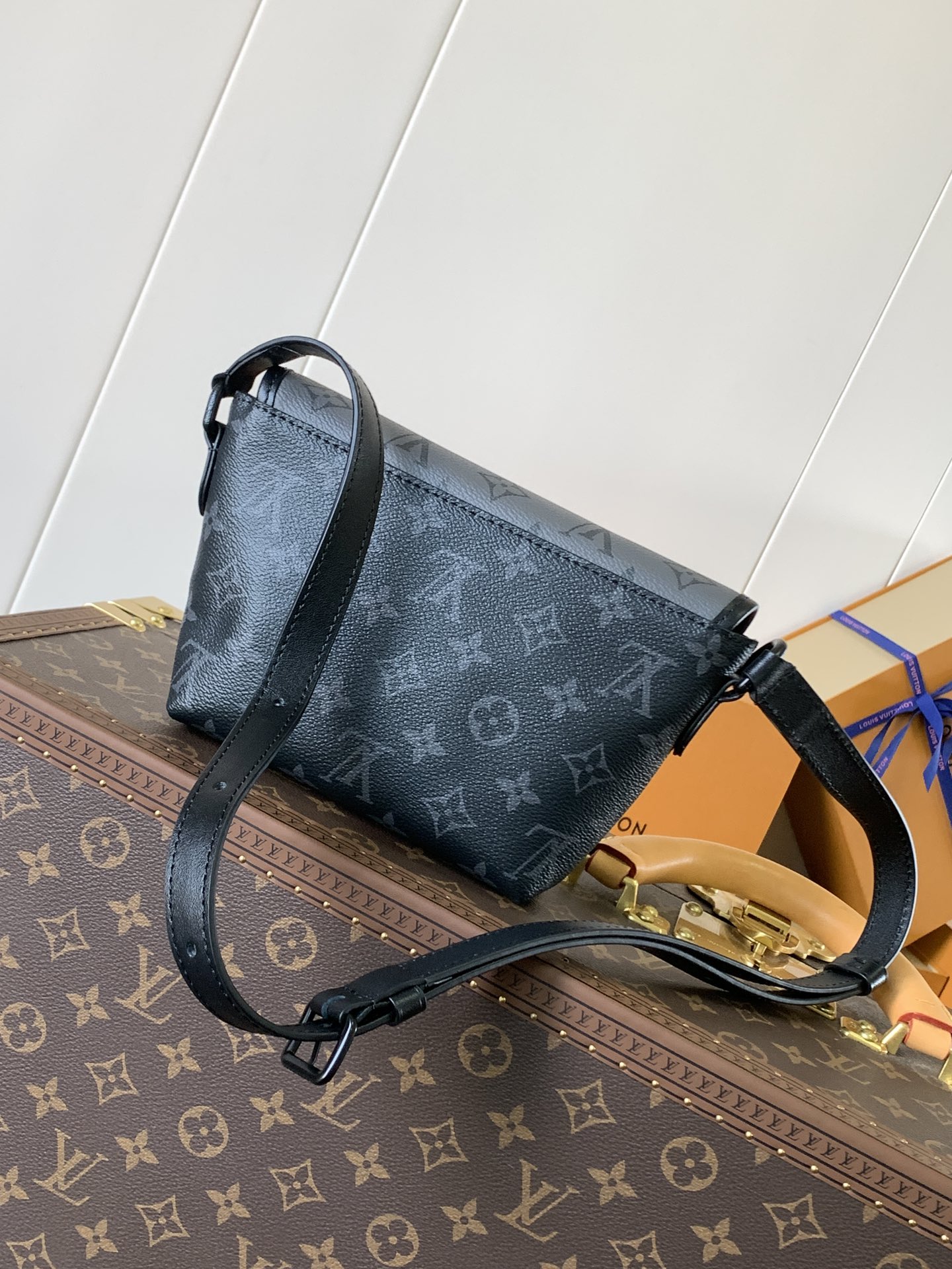 Variable Code Chip LV M12806 Black flower trumpet. Pulse Mini Handbag. Monogram Eclipse coated canvas. Flap zipper pocket