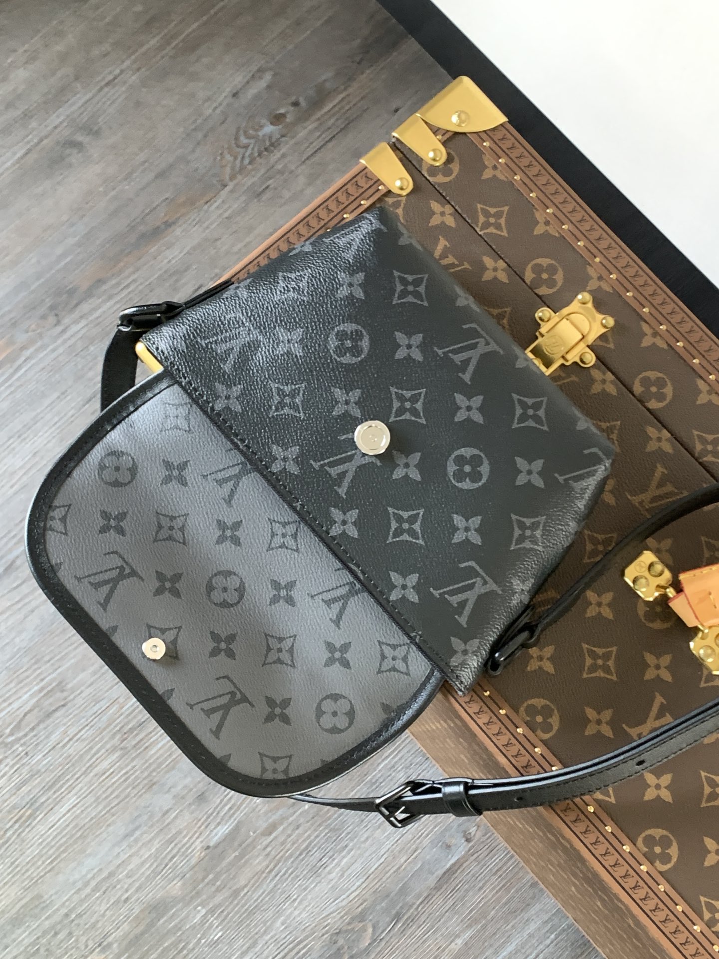 Variable Code Chip LV M12806 Black flower trumpet. Pulse Mini Handbag. Monogram Eclipse coated canvas. Flap zipper pocket