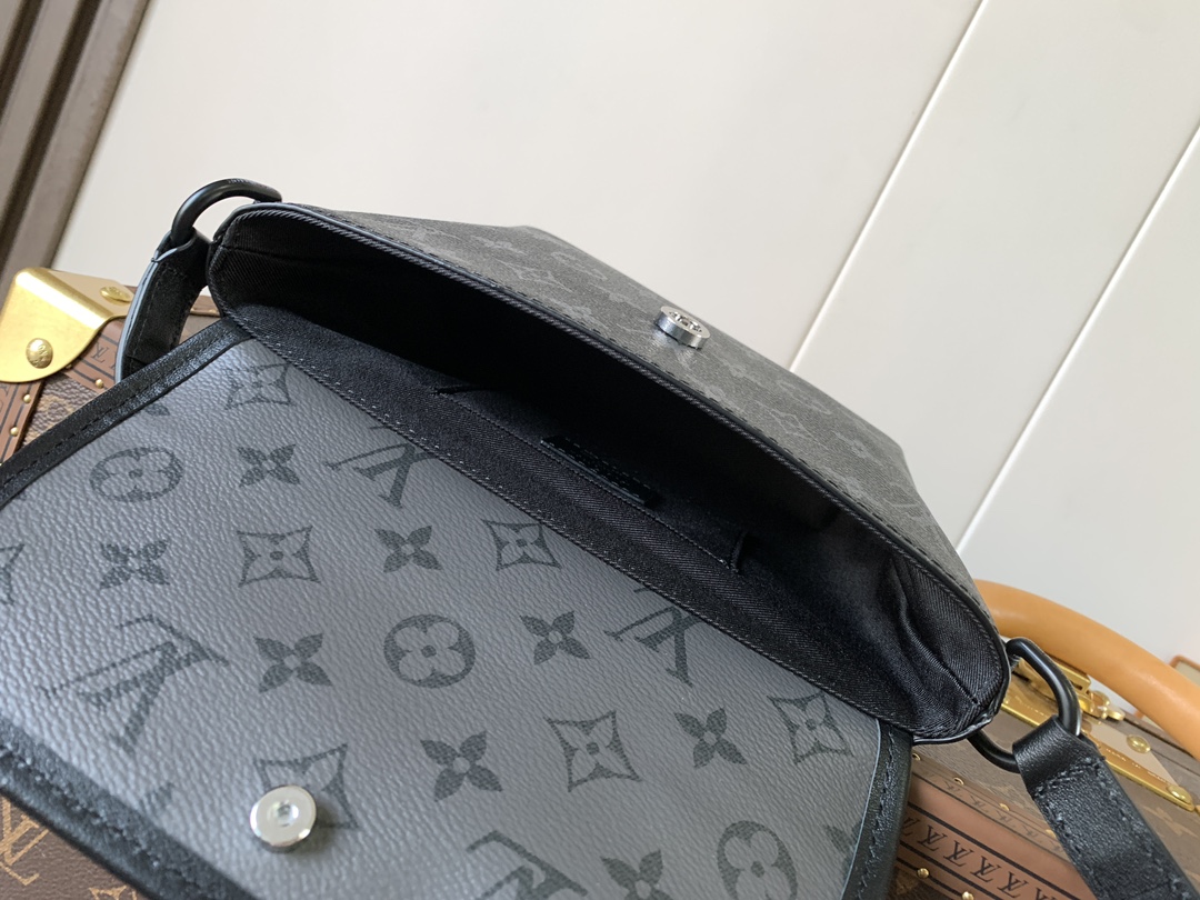 Variable Code Chip LV M12806 Black flower trumpet. Pulse Mini Handbag. Monogram Eclipse coated canvas. Flap zipper pocket