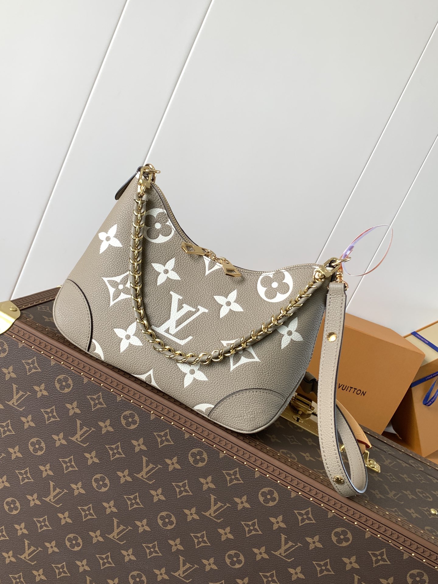 Variable Code Chip LV M13224 grey Boulogne handbag. Monogram Empreinte leather. Weave the chain. Metal parts.