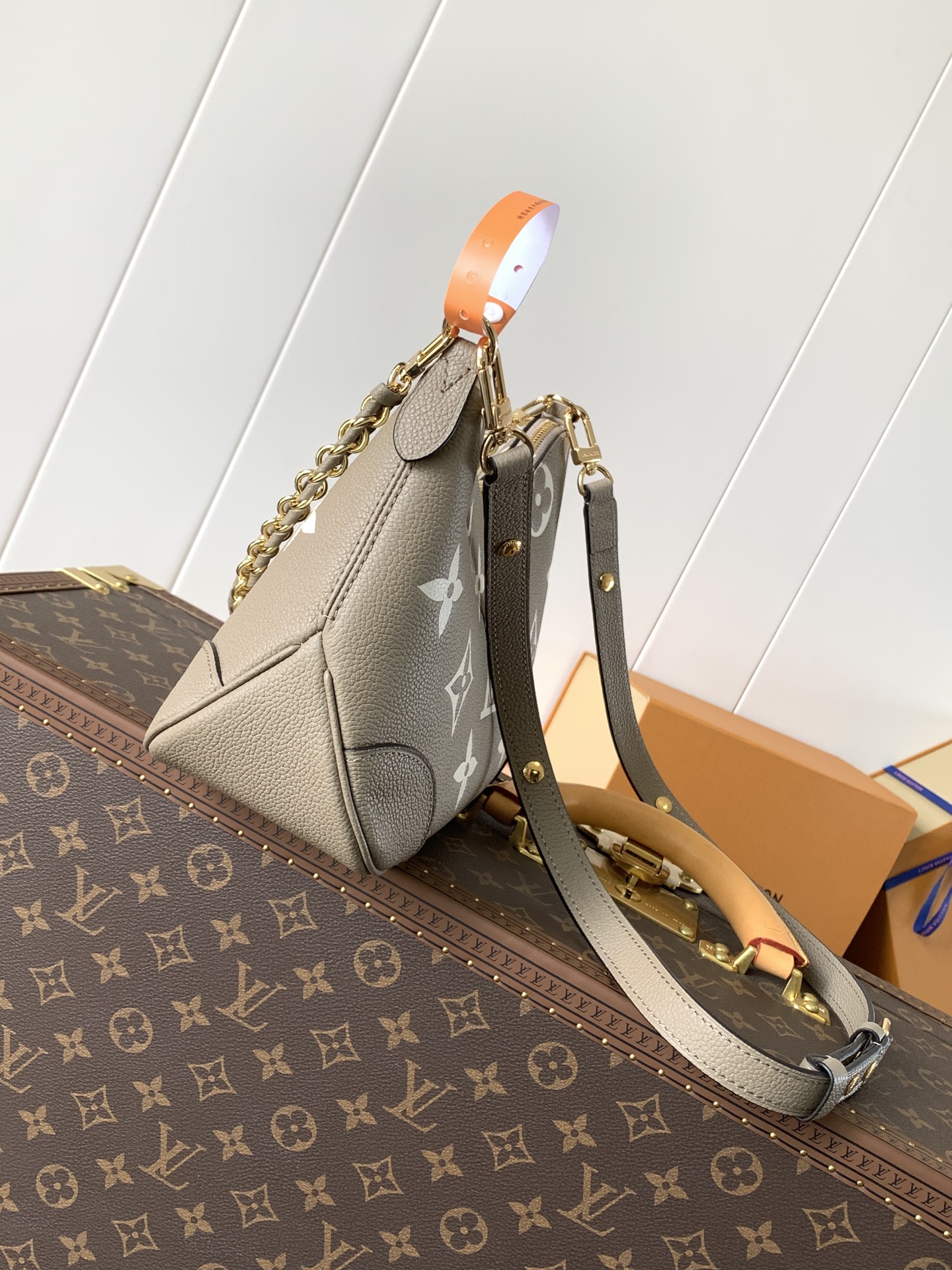 Variable Code Chip LV M13224 grey Boulogne handbag. Monogram Empreinte leather. Weave the chain. Metal parts.