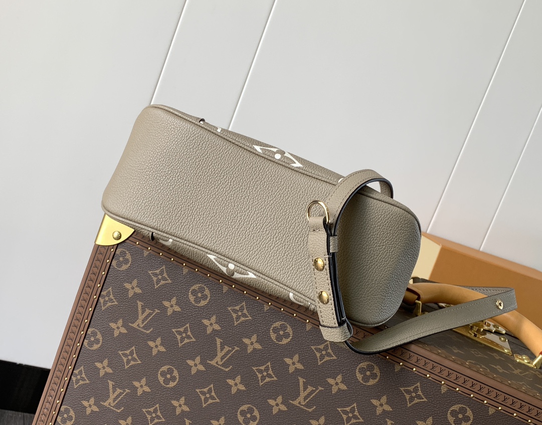 Variable Code Chip LV M13224 grey Boulogne handbag. Monogram Empreinte leather. Weave the chain. Metal parts.