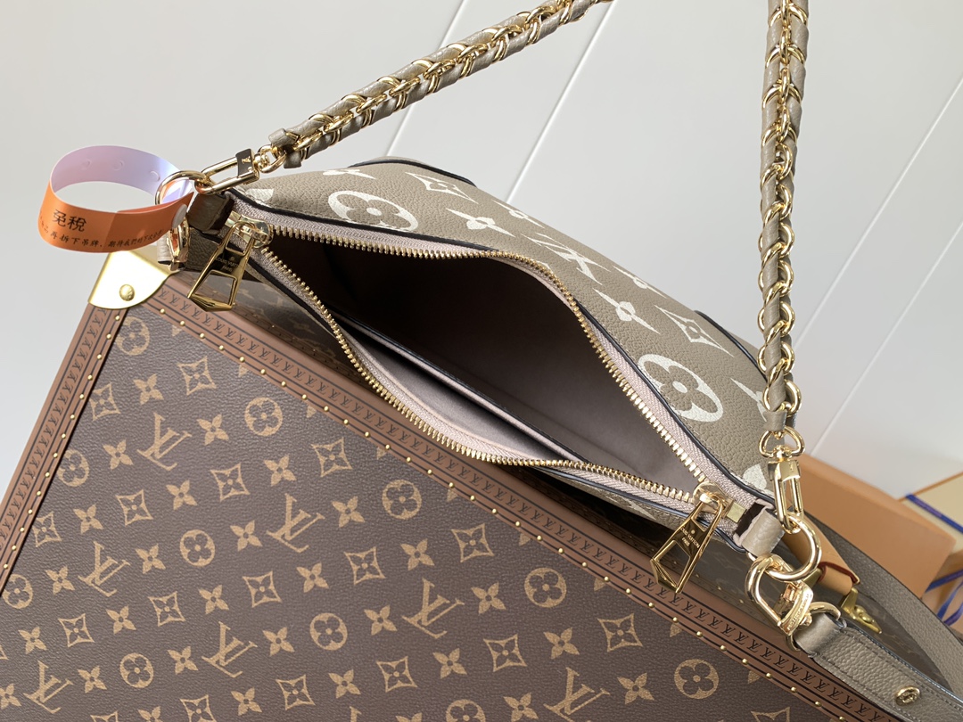 Variable Code Chip LV M13224 grey Boulogne handbag. Monogram Empreinte leather. Weave the chain. Metal parts.