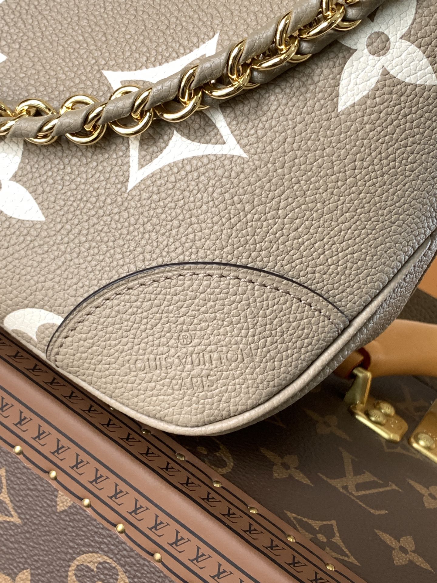 Variable Code Chip LV M13224 grey Boulogne handbag. Monogram Empreinte leather. Weave the chain. Metal parts.