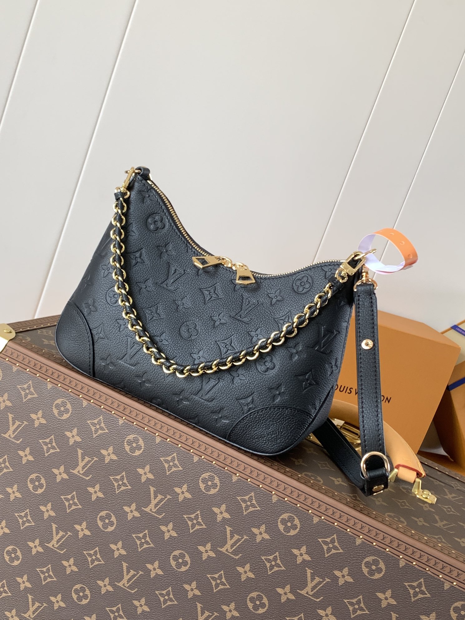 Variable Code Chip LV M12930 Black Boulogne handbag. Monogram Empreinte leather. Weave the chain. Metal parts.