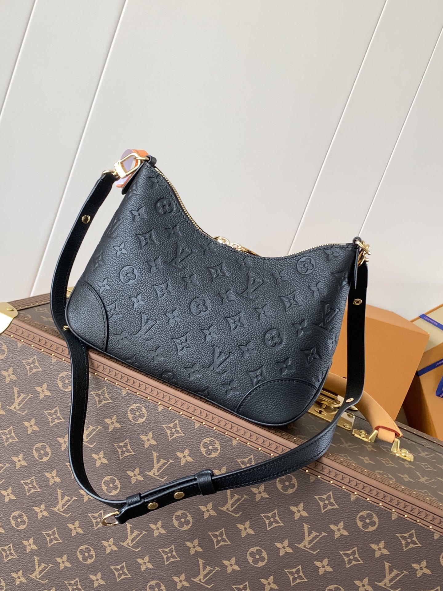 Variable Code Chip LV M12930 Black Boulogne handbag. Monogram Empreinte leather. Weave the chain. Metal parts.