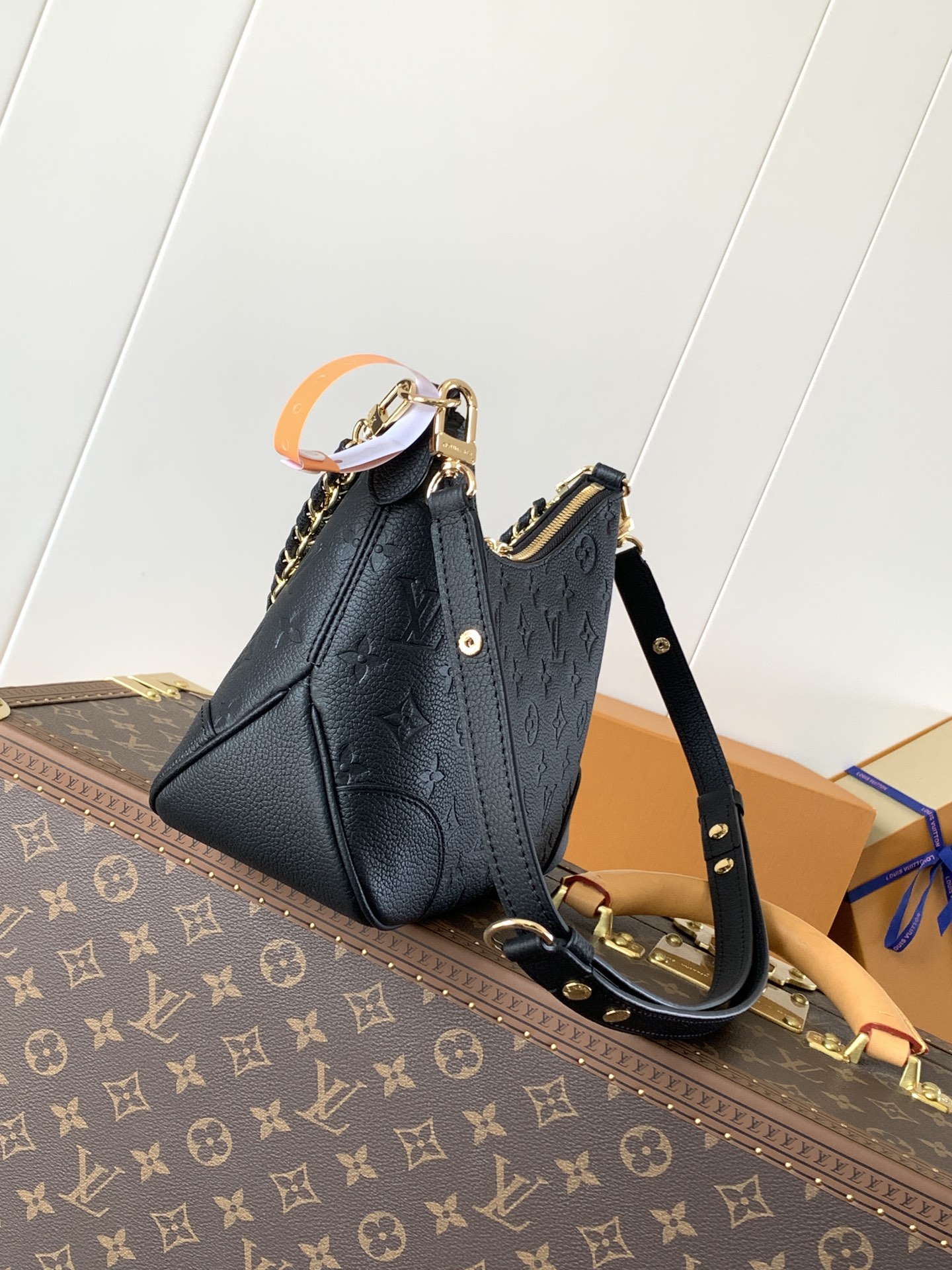 Variable Code Chip LV M12930 Black Boulogne handbag. Monogram Empreinte leather. Weave the chain. Metal parts.