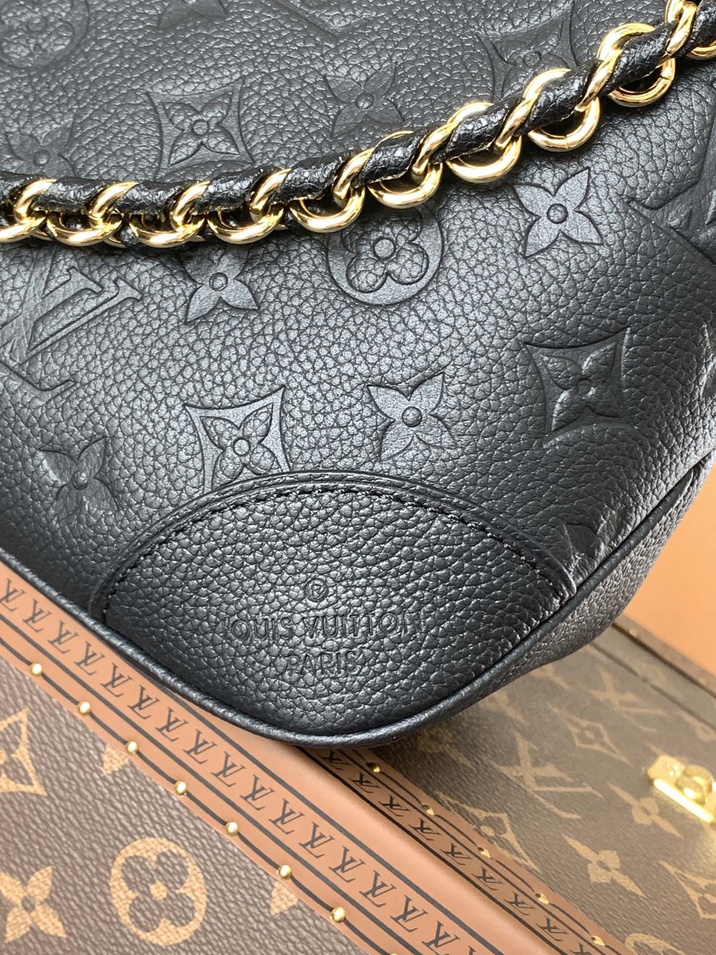 Variable Code Chip LV M12930 Black Boulogne handbag. Monogram Empreinte leather. Weave the chain. Metal parts.