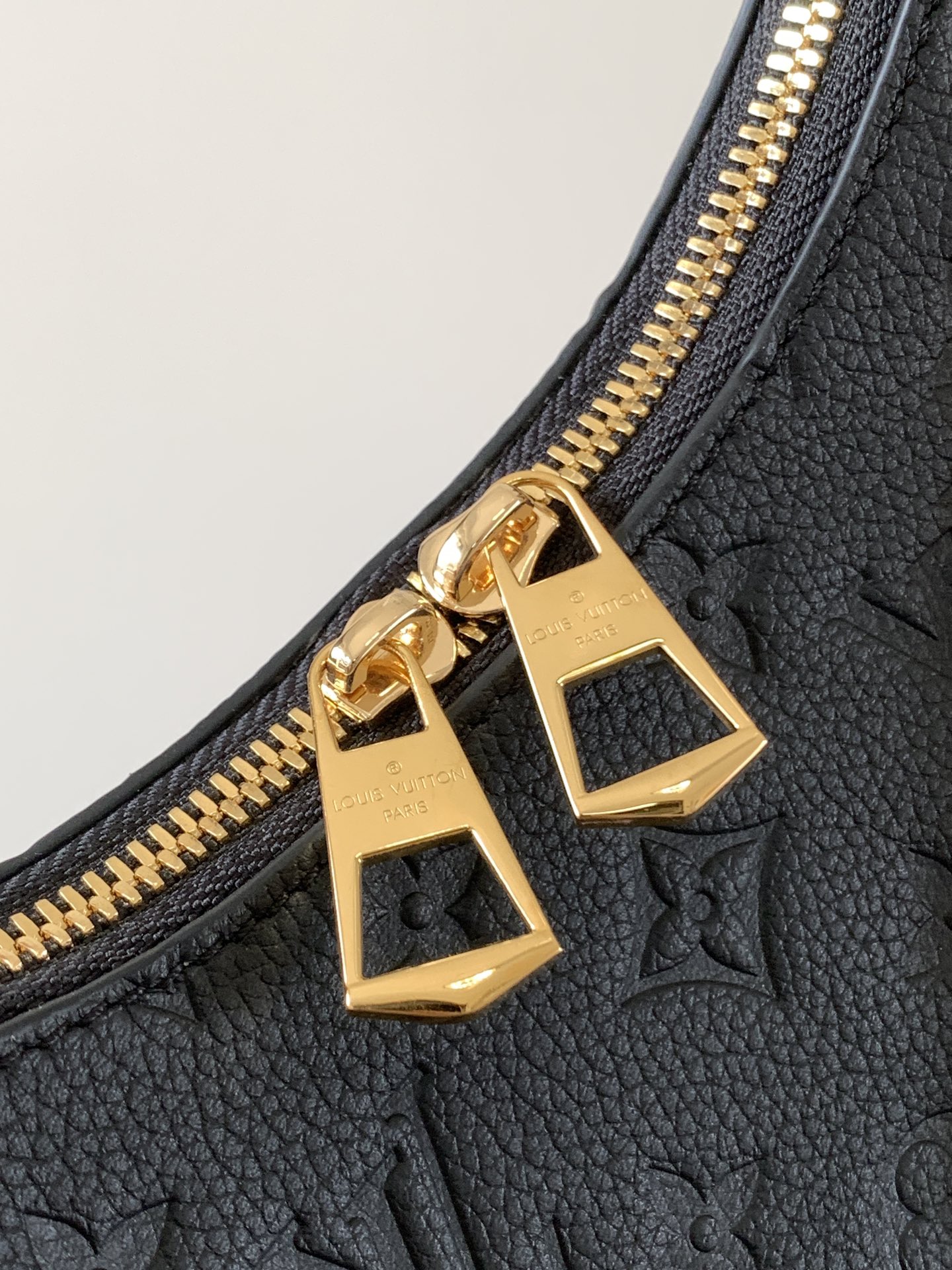 Variable Code Chip LV M12930 Black Boulogne handbag. Monogram Empreinte leather. Weave the chain. Metal parts.