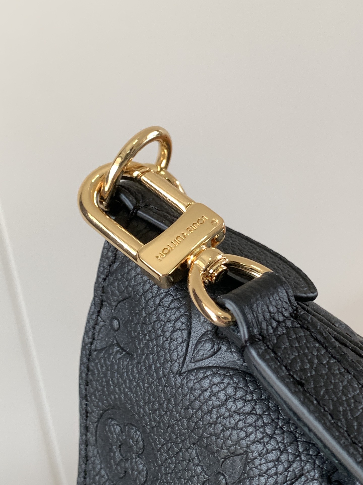 Variable Code Chip LV M12930 Black Boulogne handbag. Monogram Empreinte leather. Weave the chain. Metal parts.