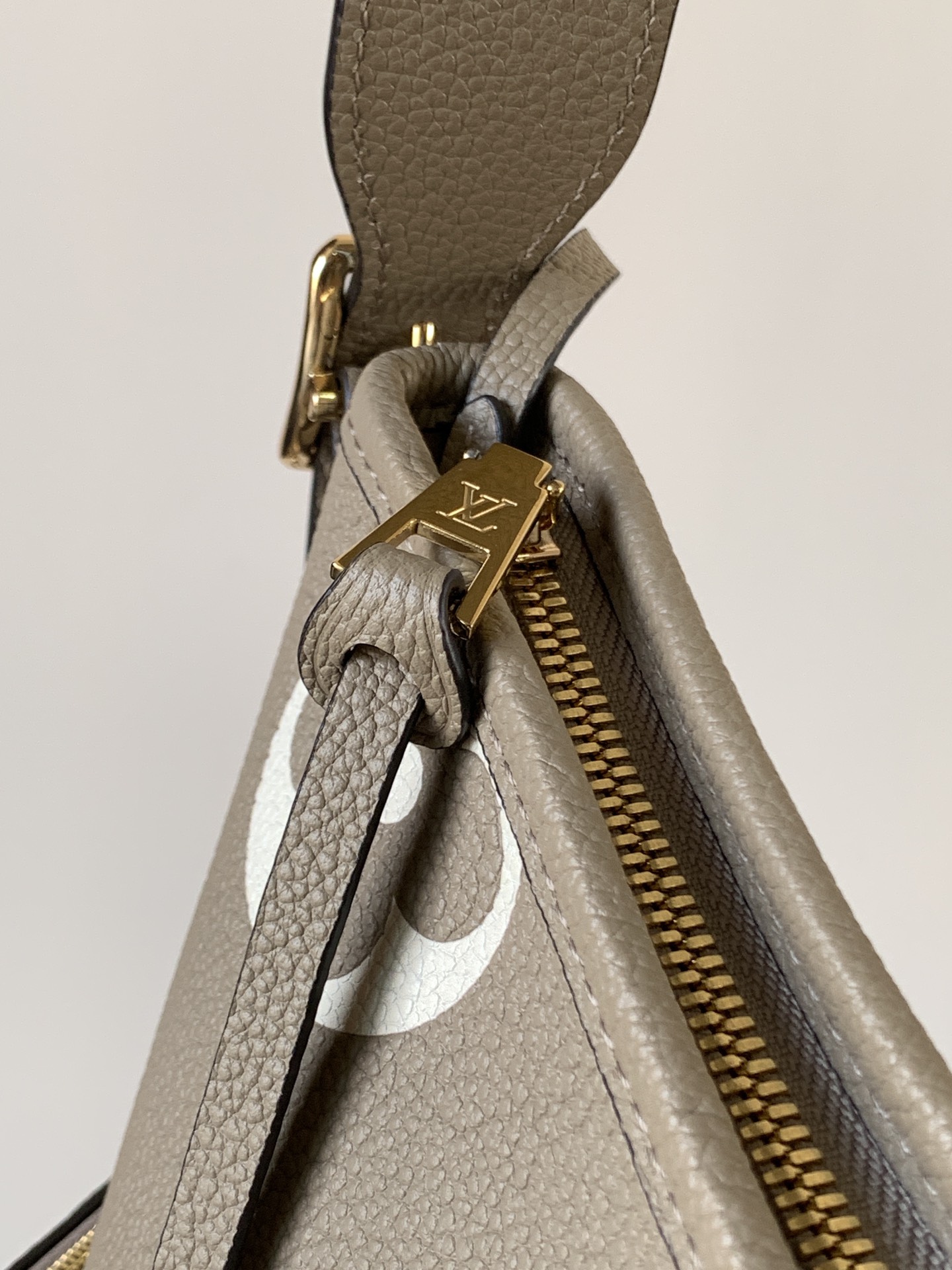 Variable Code Chip LV M47180 ApricotCarryAll small handbag. Monogram Empreinte embossed leather. Detachable zipper bag