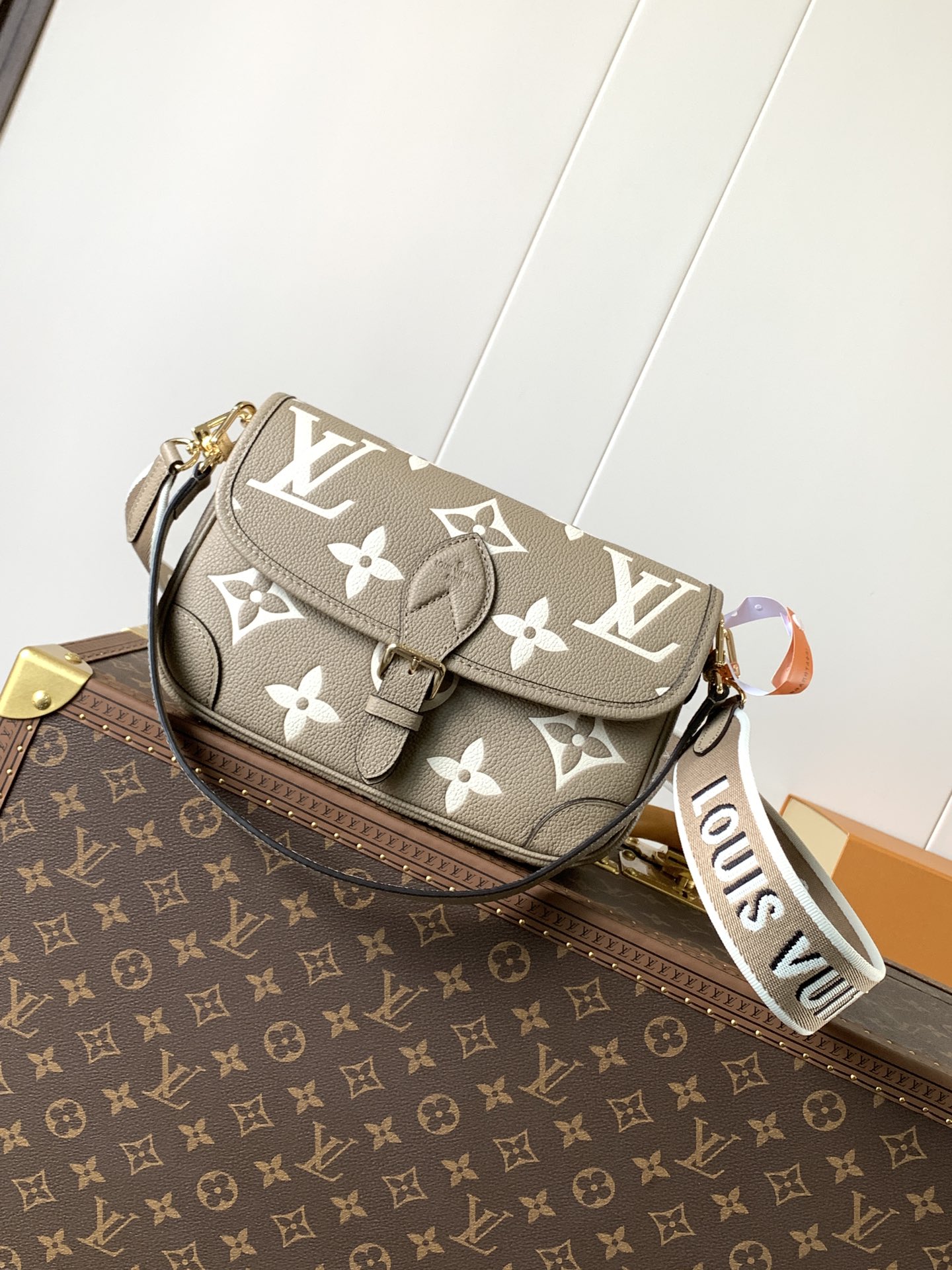 Variable Code Chip LV M46583 Apricot Silk Screen Diane Handbag Monogram Empreinte embossed leather removable wide jacquard shoul