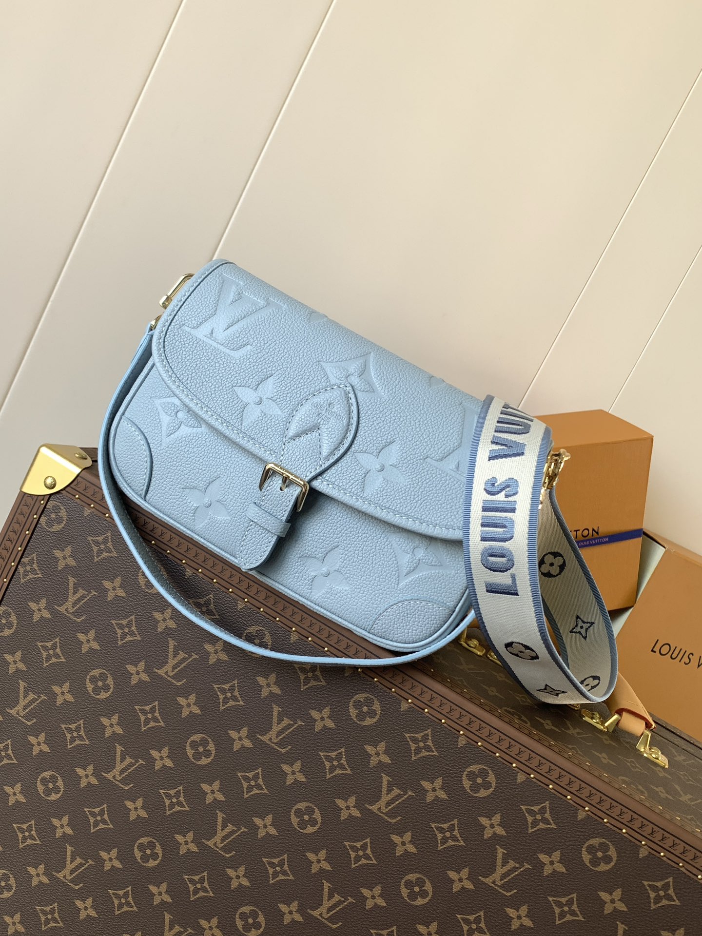 Variable Code Chip LV M46846 Haze blue Diane Handbag Monogram Empreinte embossed leather removable wide jacquard shoulder strap