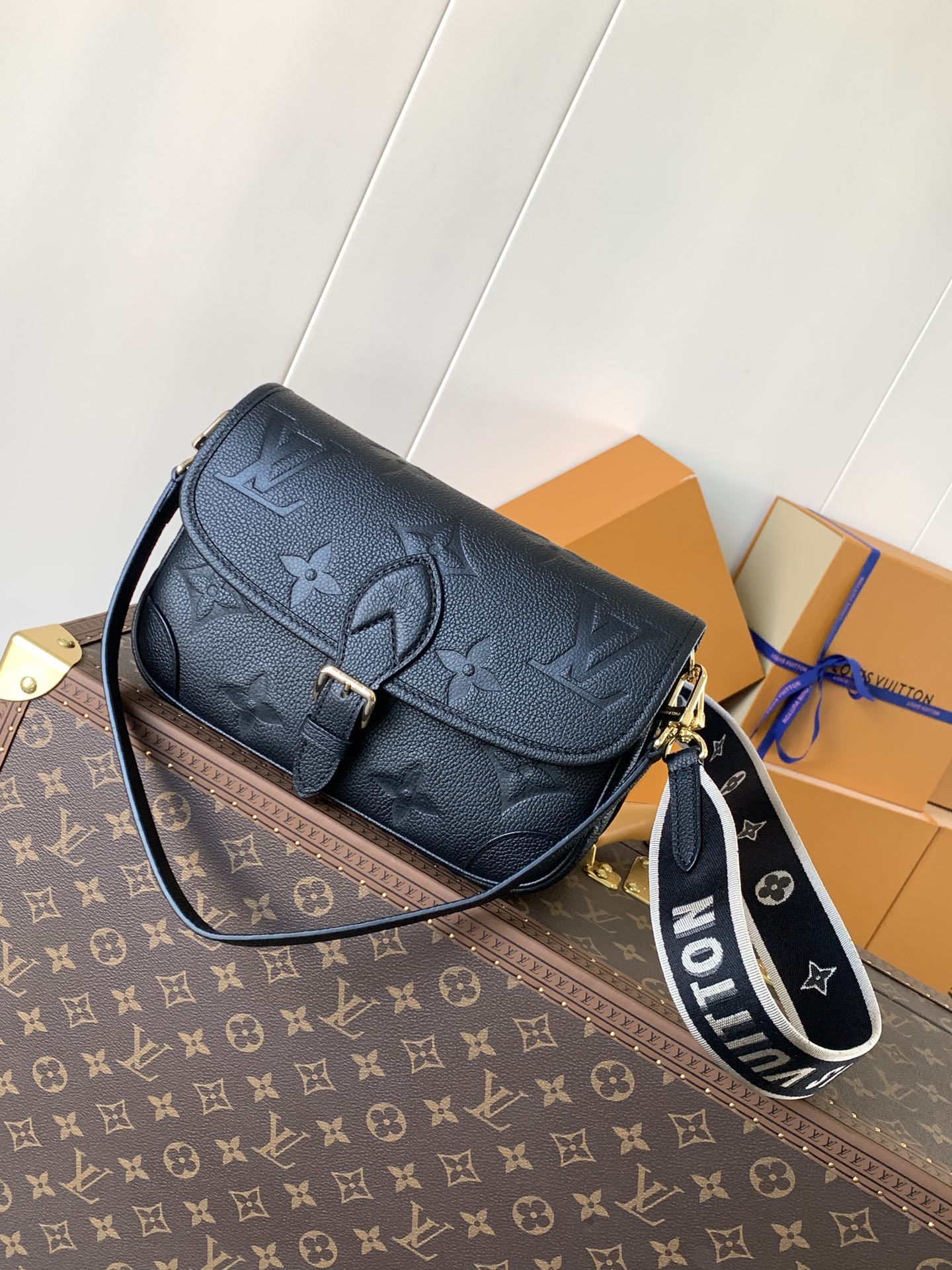 Variable Code Chip LV M46386 Black Diane Handbag Monogram Empreinte embossed leather removable wide jacquard shoulder strap