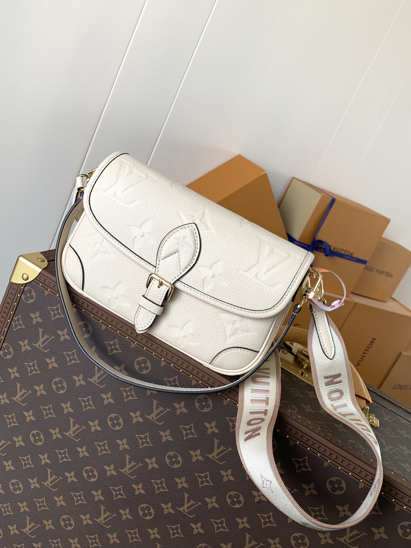 Variable Code Chip LV M46388 m whiteDiane Handbag Monogram Empreinte embossed leather removable wide jacquard shoulder strap