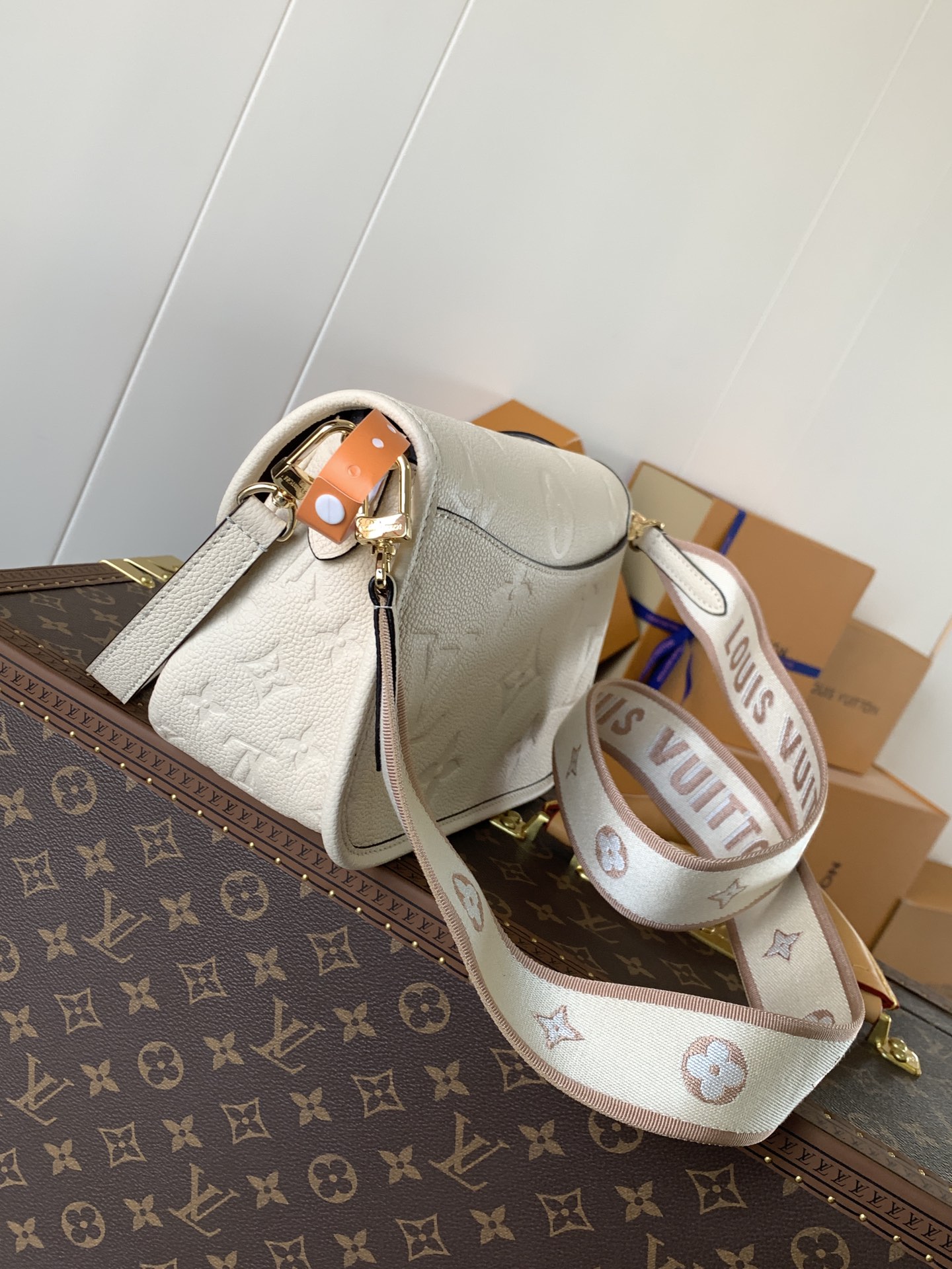 Variable Code Chip LV M46388 m whiteDiane Handbag Monogram Empreinte embossed leather removable wide jacquard shoulder strap