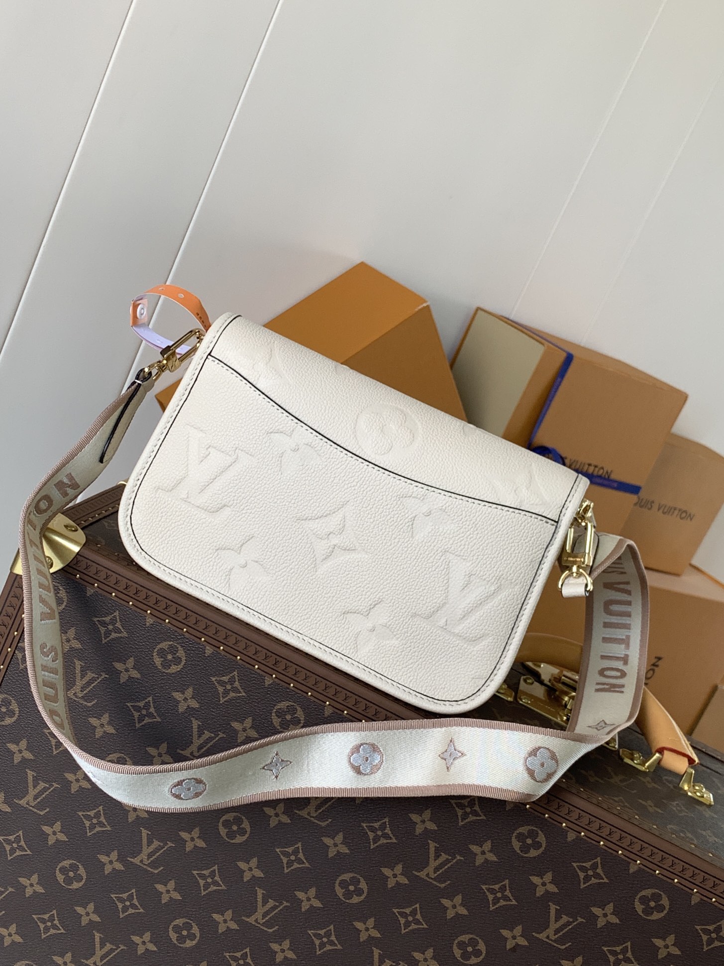 Variable Code Chip LV M46388 m whiteDiane Handbag Monogram Empreinte embossed leather removable wide jacquard shoulder strap