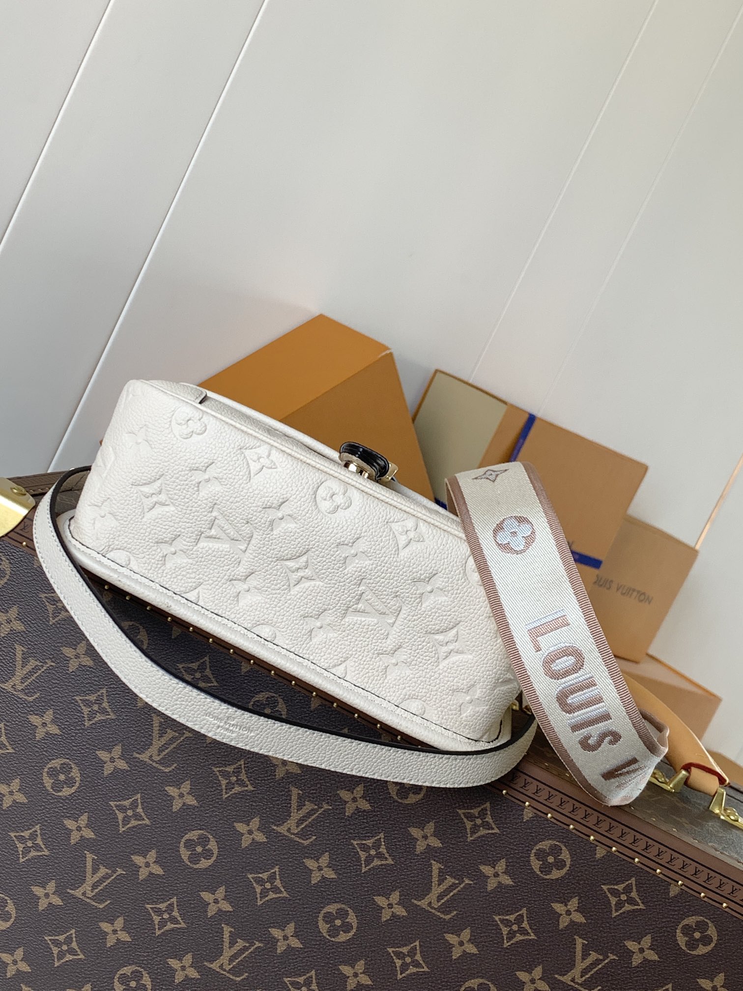 Variable Code Chip LV M46388 m whiteDiane Handbag Monogram Empreinte embossed leather removable wide jacquard shoulder strap