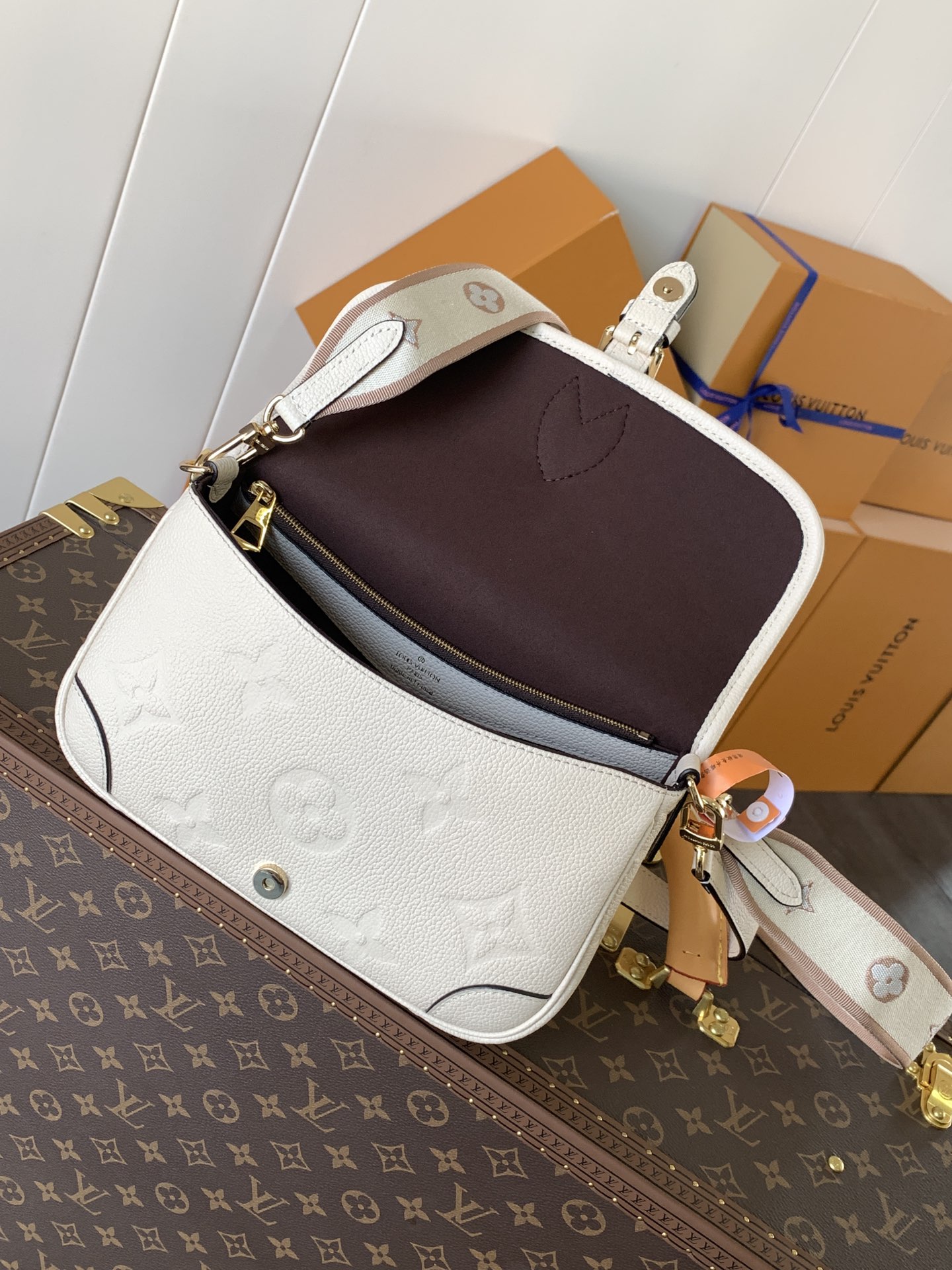 Variable Code Chip LV M46388 m whiteDiane Handbag Monogram Empreinte embossed leather removable wide jacquard shoulder strap