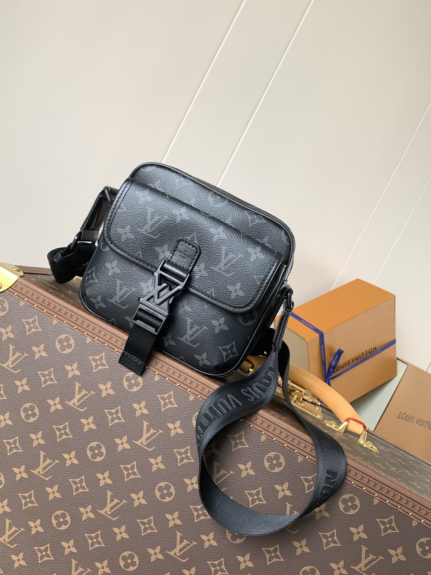 Variable Code Chip LV M12518 Black Flower getaway Messenger bag is made from Monogram Eclipse canvas. Quick-release buckle hard