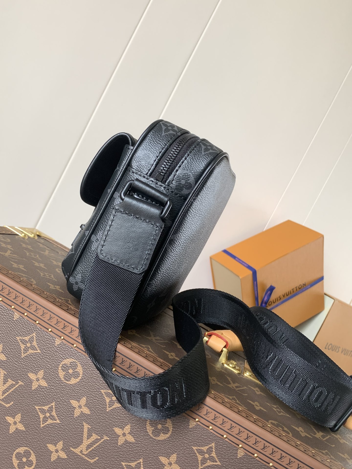 Variable Code Chip LV M12518 Black Flower getaway Messenger bag is made from Monogram Eclipse canvas. Quick-release buckle hard 