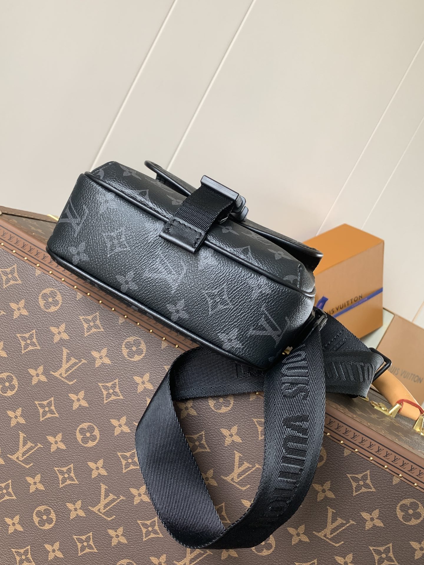 Variable Code Chip LV M12518 Black Flower getaway Messenger bag is made from Monogram Eclipse canvas. Quick-release buckle hard 