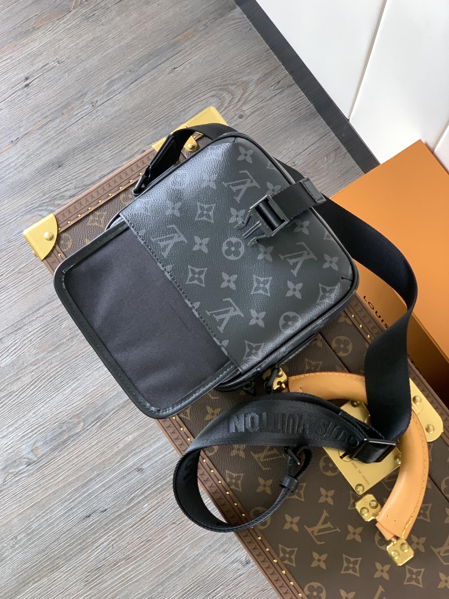 Variable Code Chip LV M12518 Black Flower getaway Messenger bag is made from Monogram Eclipse canvas. Quick-release buckle hard 