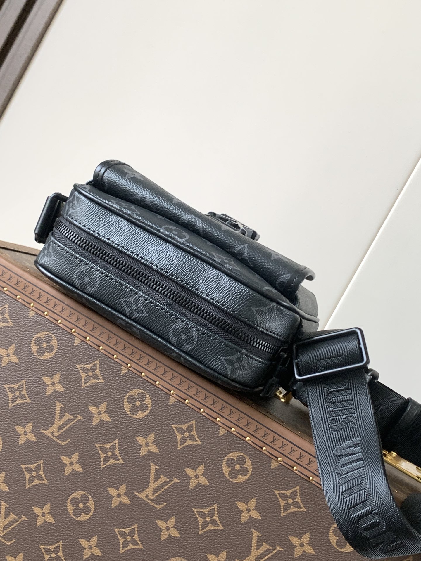 Variable Code Chip LV M12518 Black Flower getaway Messenger bag is made from Monogram Eclipse canvas. Quick-release buckle hard 