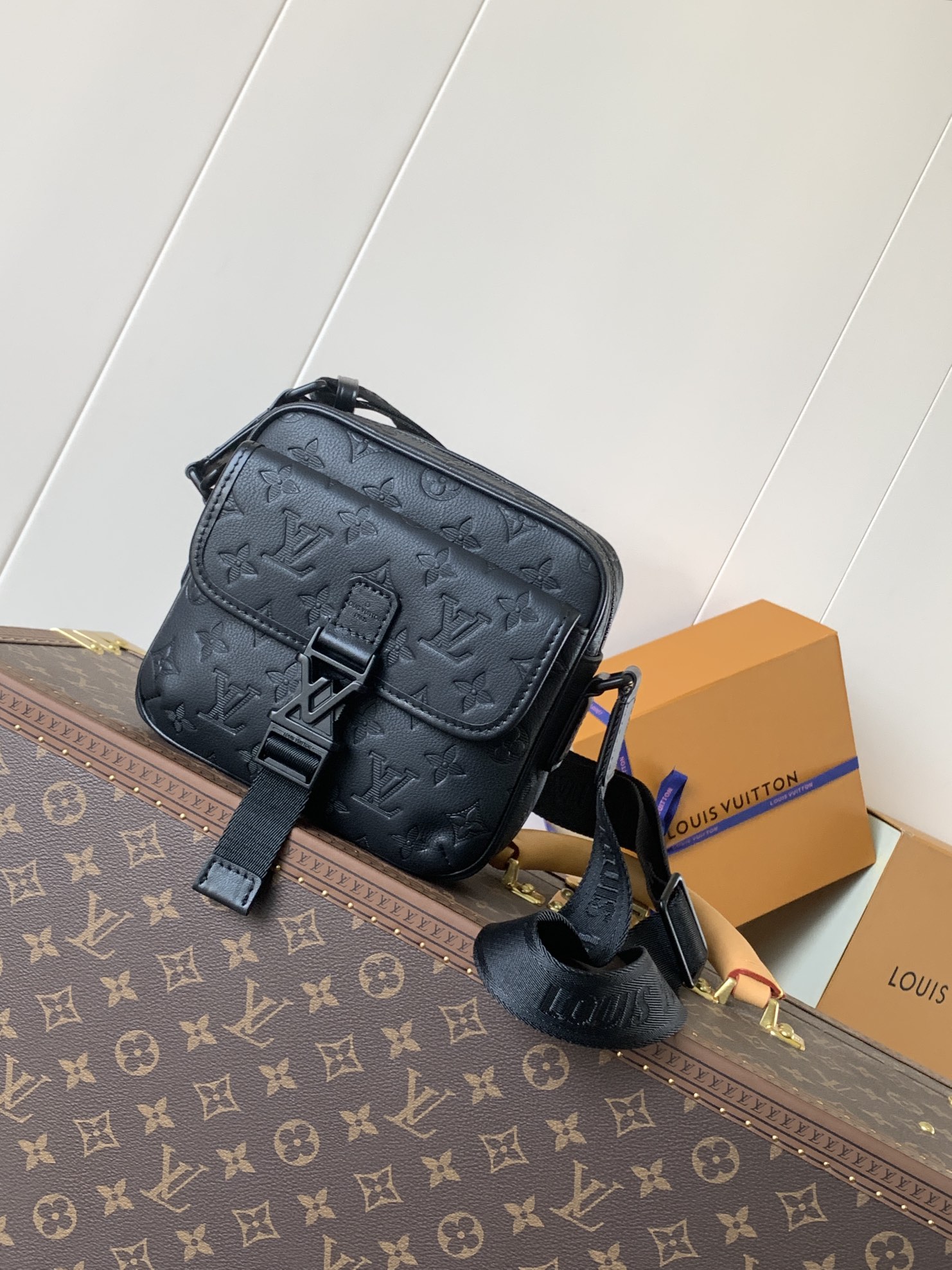 Variable Code Chip LV M12516 Black embossed getaway Messenger bag comes from Monogram embossed Taurillon leather. Quick-release