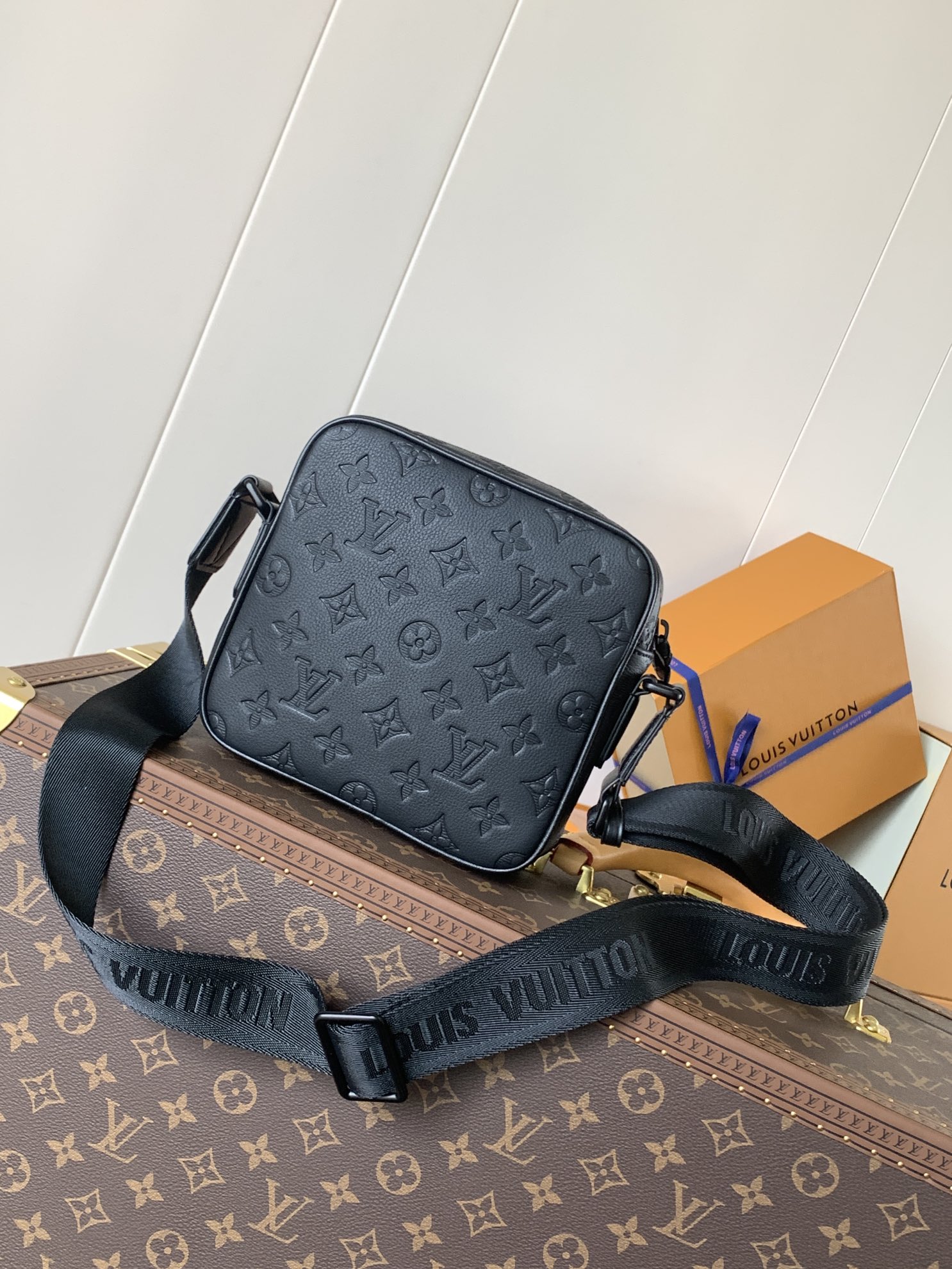 Variable Code Chip LV M12516 Black embossed getaway Messenger bag comes from Monogram embossed Taurillon leather. Quick-release 