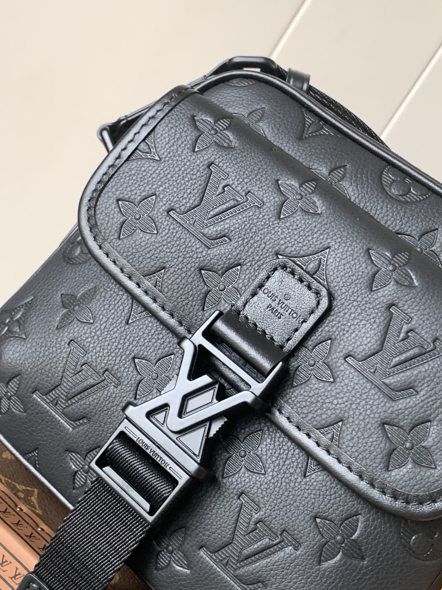 Variable Code Chip LV M12516 Black embossed getaway Messenger bag comes from Monogram embossed Taurillon leather. Quick-release 