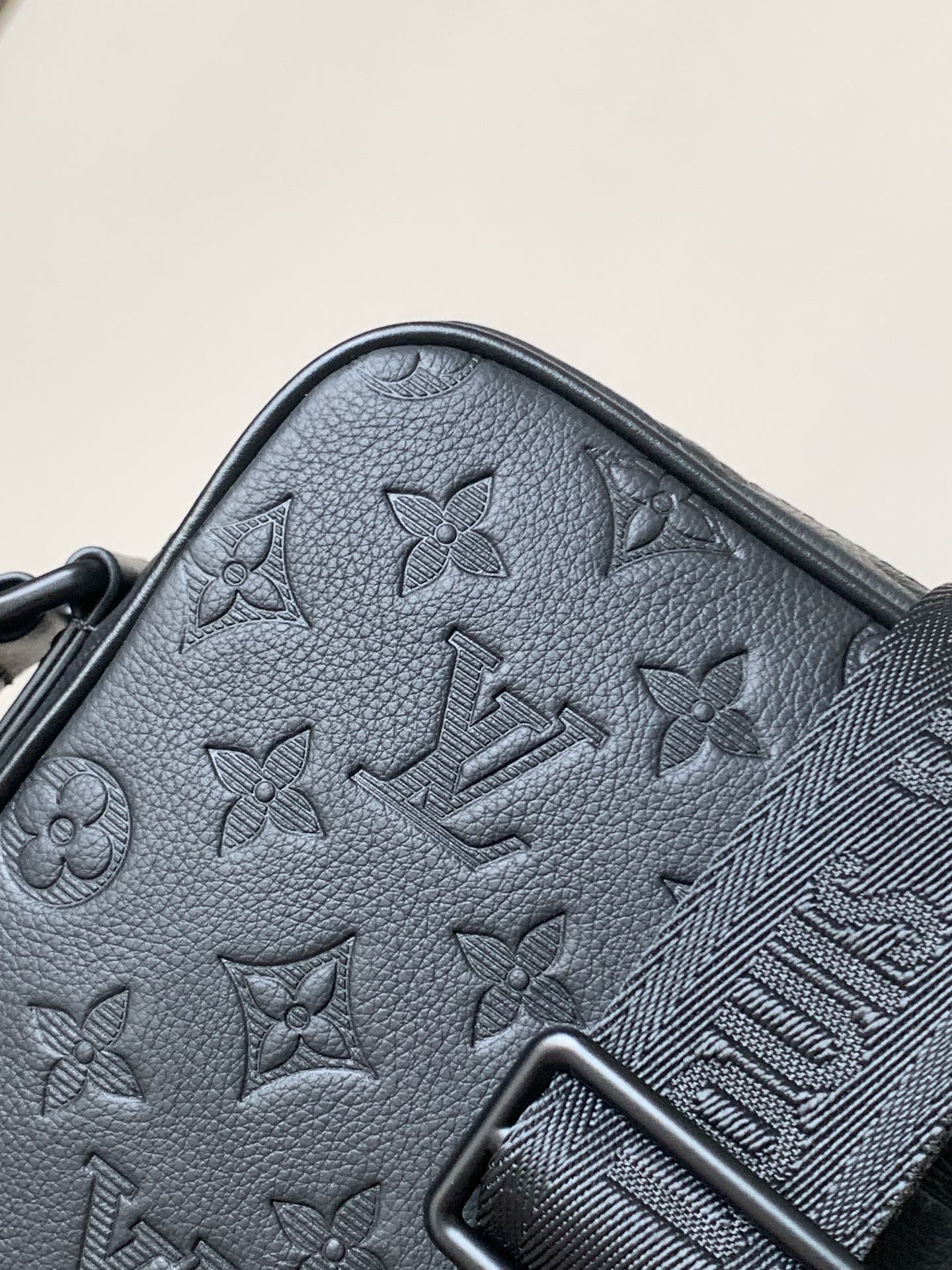 Variable Code Chip LV M12516 Black embossed getaway Messenger bag comes from Monogram embossed Taurillon leather. Quick-release 