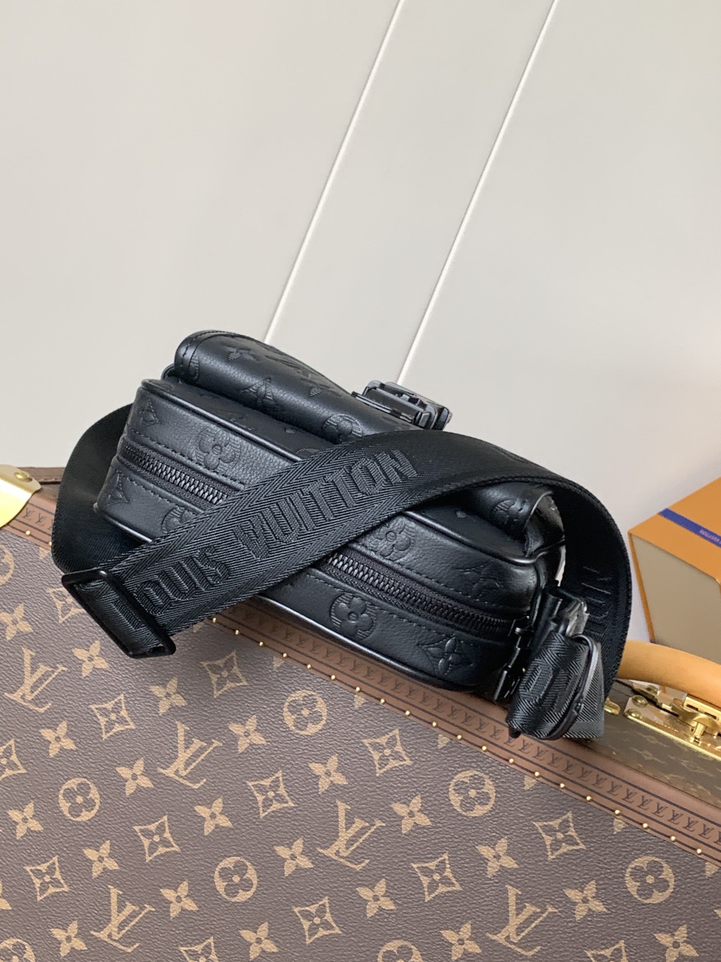 Variable Code Chip LV M12516 Black embossed getaway Messenger bag comes from Monogram embossed Taurillon leather. Quick-release 