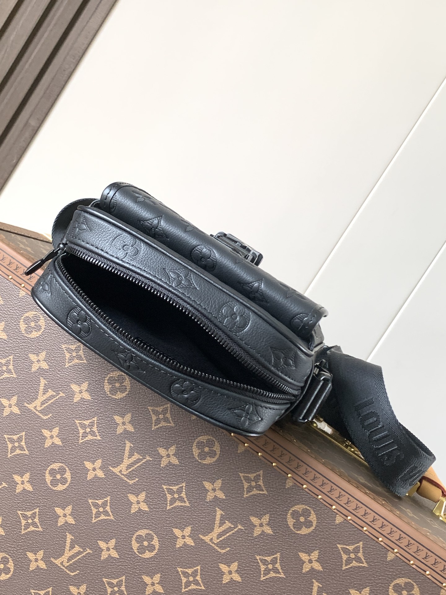 Variable Code Chip LV M12516 Black embossed getaway Messenger bag comes from Monogram embossed Taurillon leather. Quick-release 