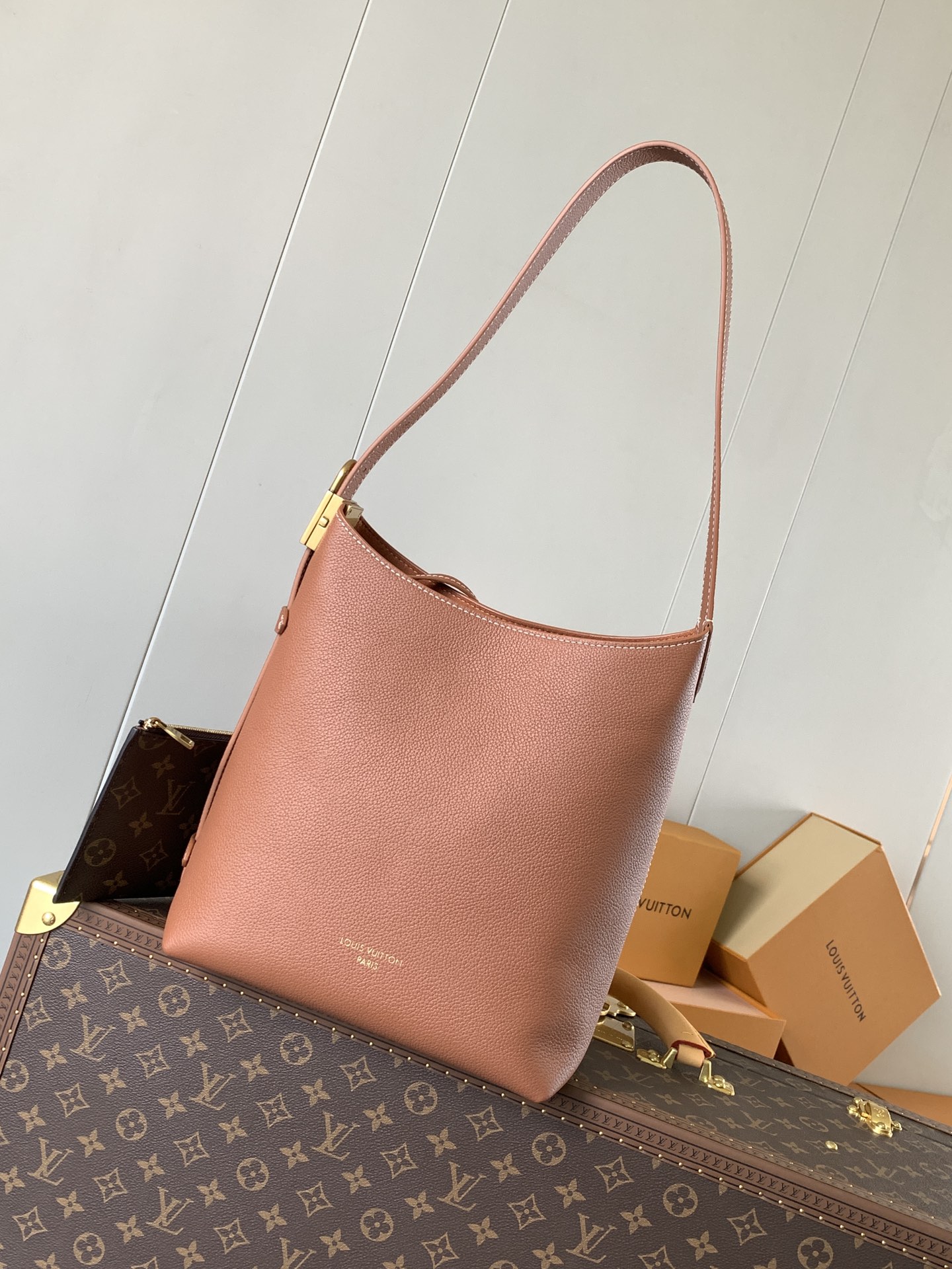 Variable Code Chip LV M25354 BrownLow Key Hobo small handbag cow leather. Lined with suede cow leather, disassembled Monogram ca