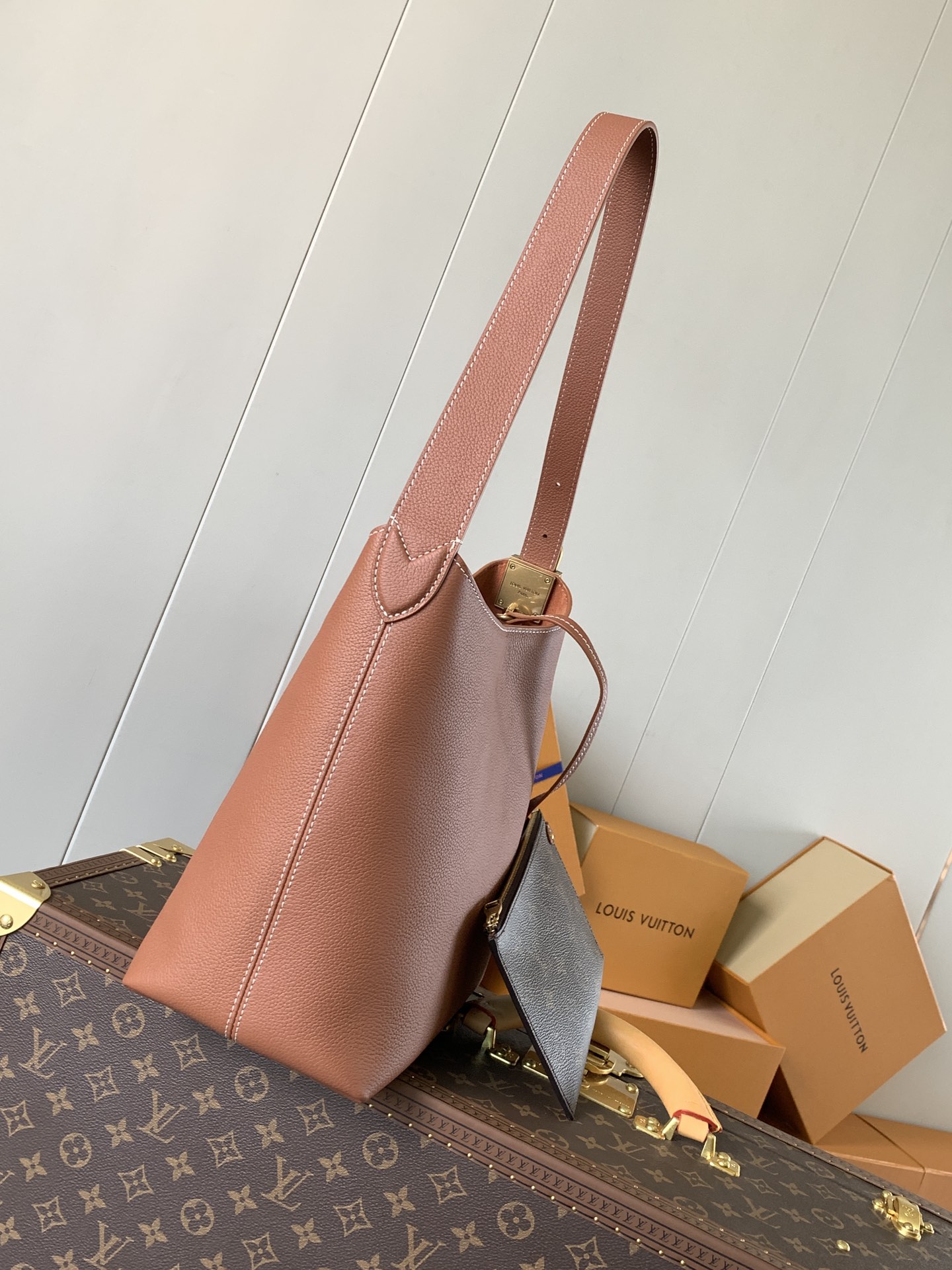 Variable Code Chip LV M25354 BrownLow Key Hobo small handbag cow leather. Lined with suede cow leather, disassembled Monogram ca