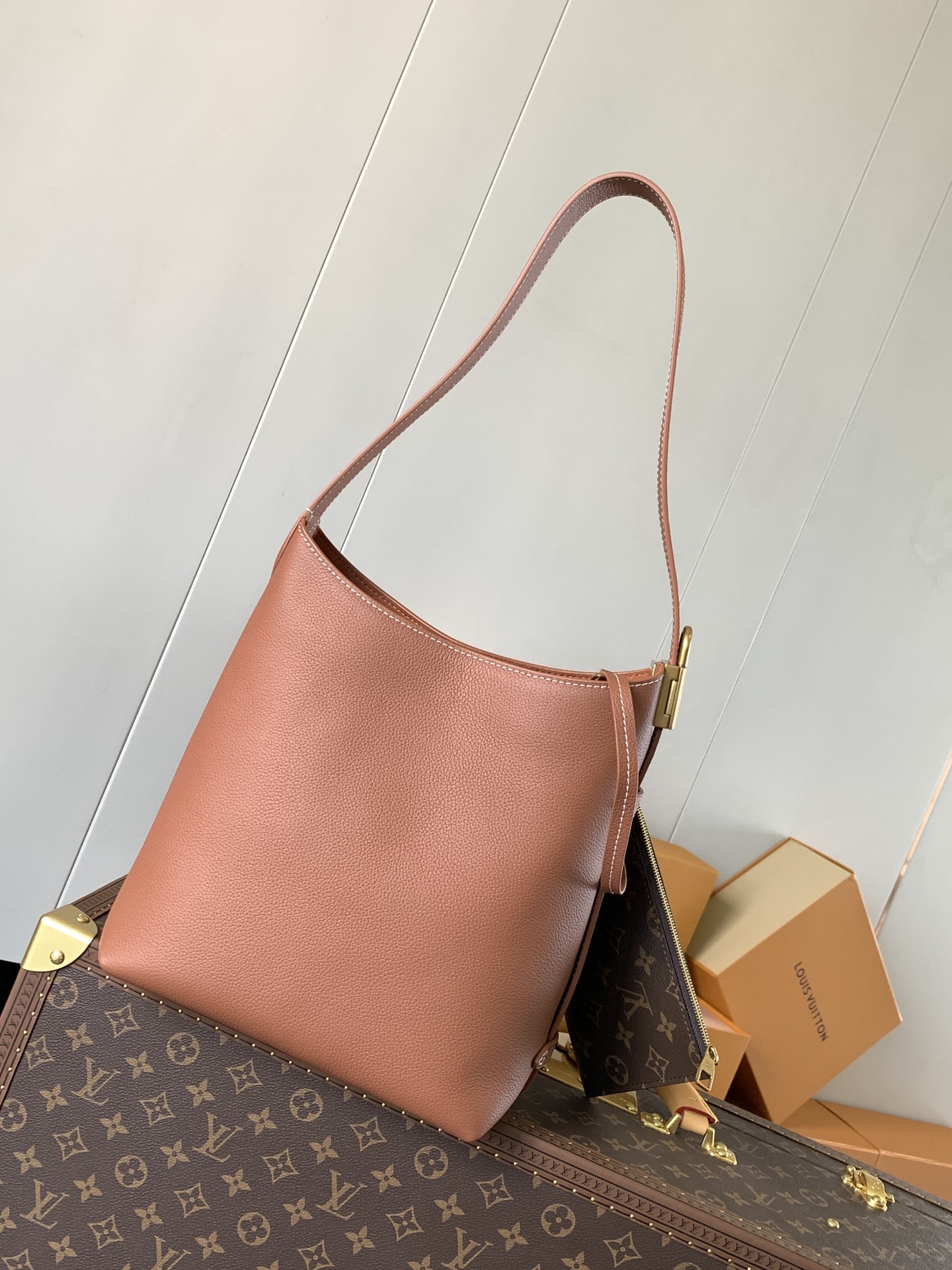 Variable Code Chip LV M25354 BrownLow Key Hobo small handbag cow leather. Lined with suede cow leather, disassembled Monogram ca