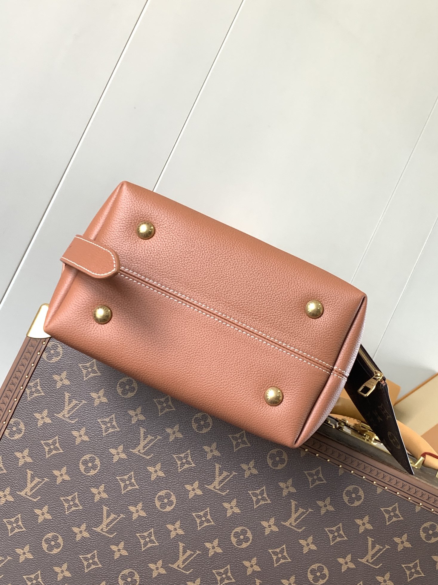 Variable Code Chip LV M25354 BrownLow Key Hobo small handbag cow leather. Lined with suede cow leather, disassembled Monogram ca