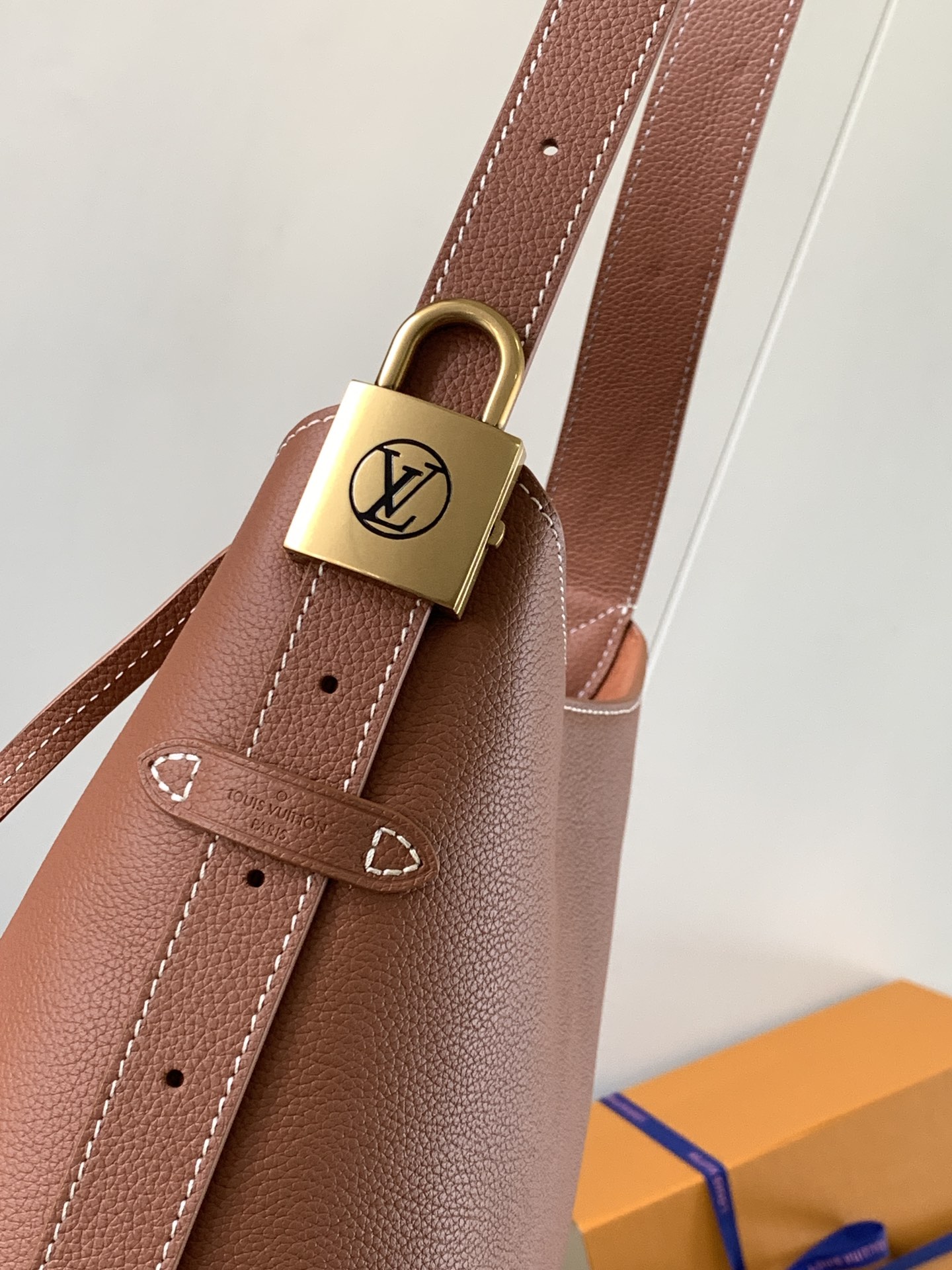 Variable Code Chip LV M25354 BrownLow Key Hobo small handbag cow leather. Lined with suede cow leather, disassembled Monogram ca