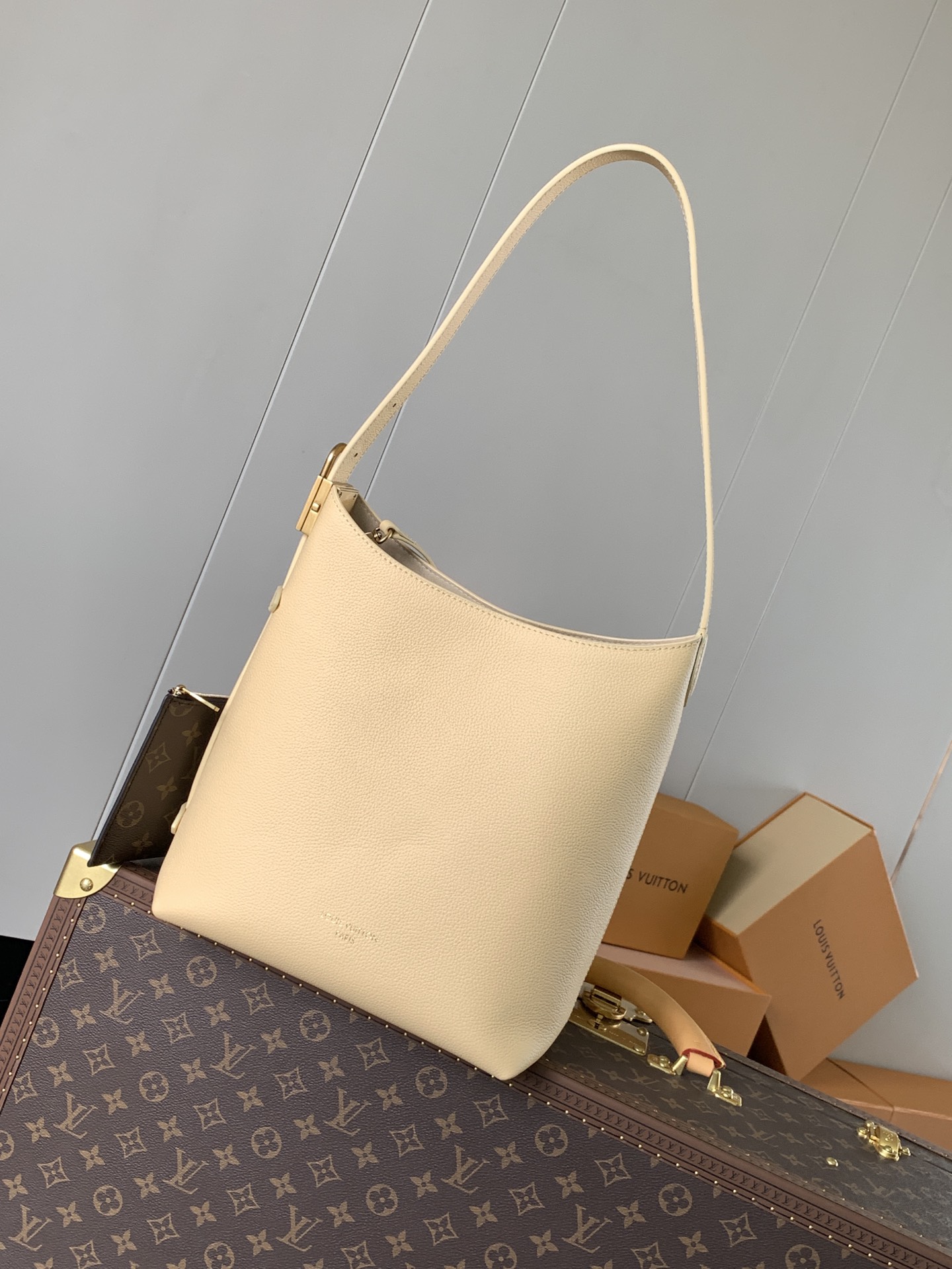 Variable Code Chip LV 25353 YellowLow Key Hobo small handbag cow leather. Lined with suede cow leather, disassembled Monogram ca