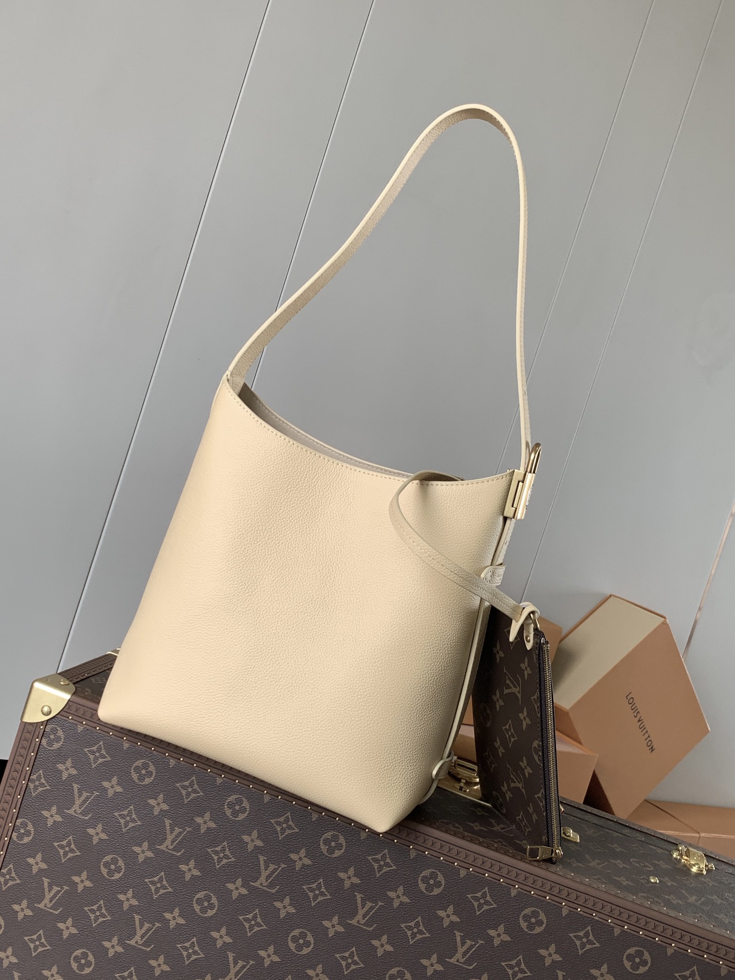 Variable Code Chip LV 25353 YellowLow Key Hobo small handbag cow leather. Lined with suede cow leather, disassembled Monogram ca