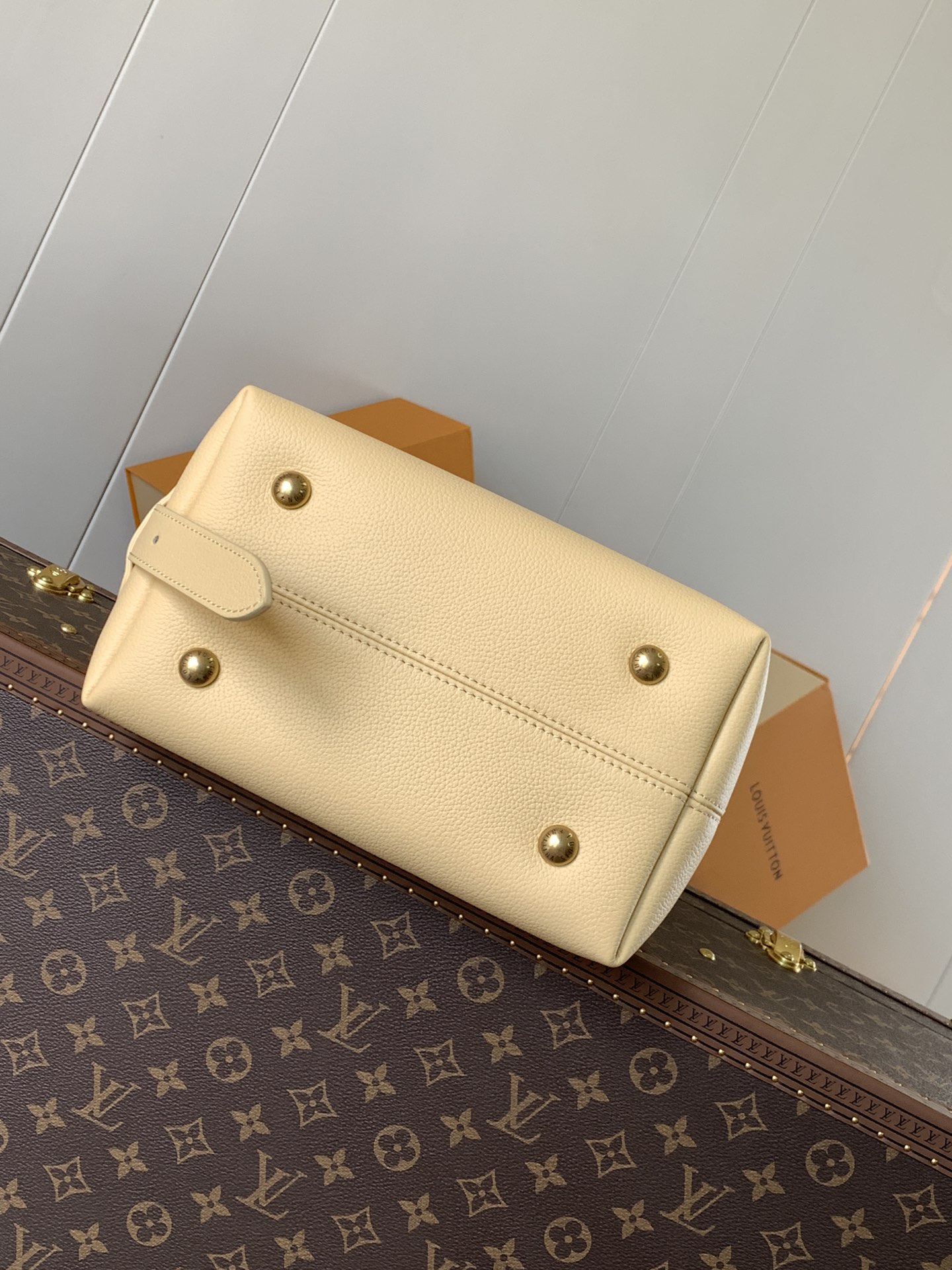 Variable Code Chip LV 25353 YellowLow Key Hobo small handbag cow leather. Lined with suede cow leather, disassembled Monogram ca