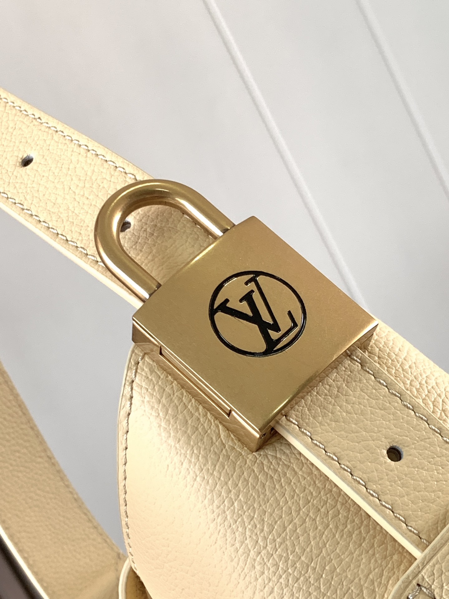 Variable Code Chip LV 25353 YellowLow Key Hobo small handbag cow leather. Lined with suede cow leather, disassembled Monogram ca