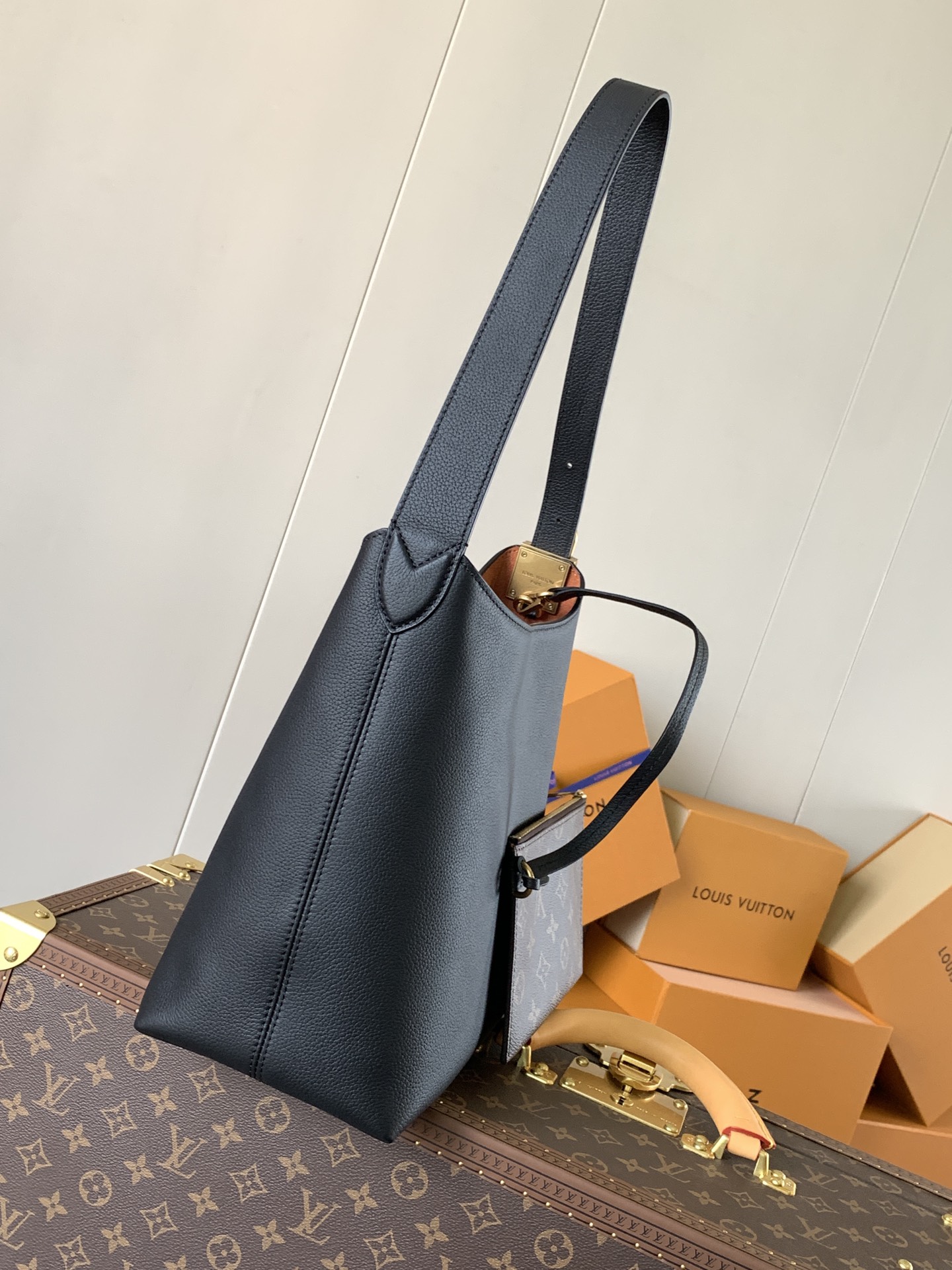 Variable Code Chip LV M25352 Black Low Key Hobo small handbag cow leather. Lined with suede cow leather, disassembled Monogram c