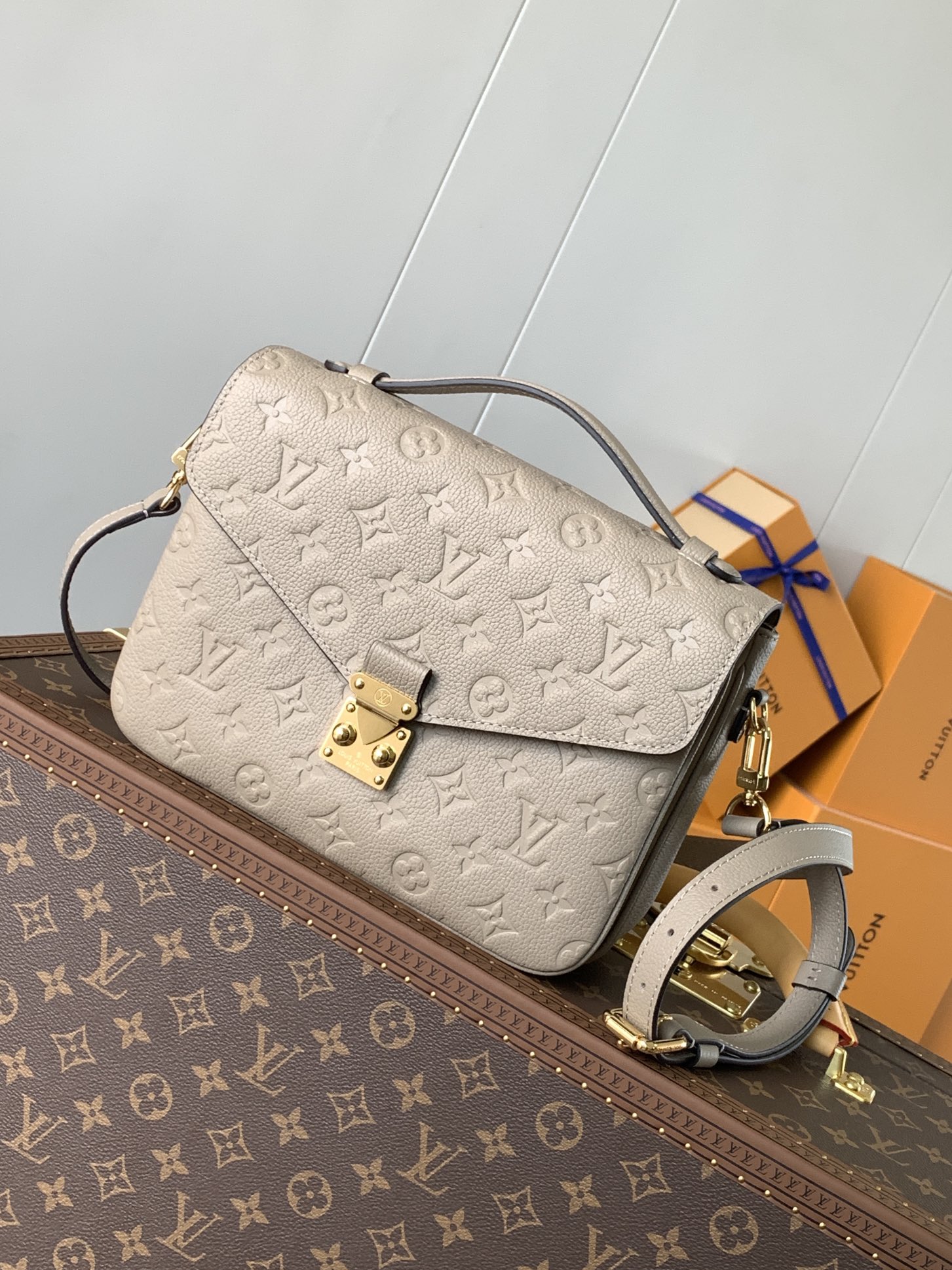 Variable Code Chip LV M44881 Apricot POCHETTE METIS handbag. Pochette Metis handbag. Monogram Empreinte leather