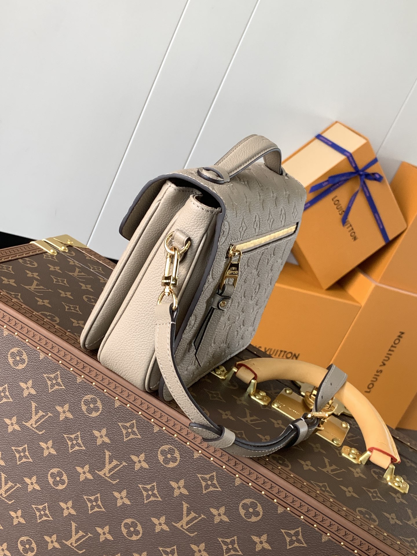 Variable Code Chip LV M44881 Apricot POCHETTE METIS handbag. Pochette Metis handbag. Monogram Empreinte leather