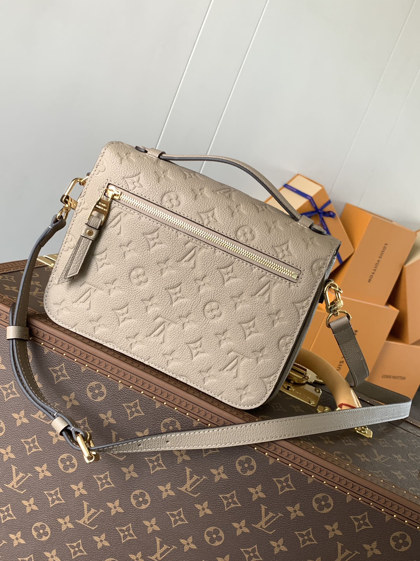 Variable Code Chip LV M44881 Apricot POCHETTE METIS handbag. Pochette Metis handbag. Monogram Empreinte leather