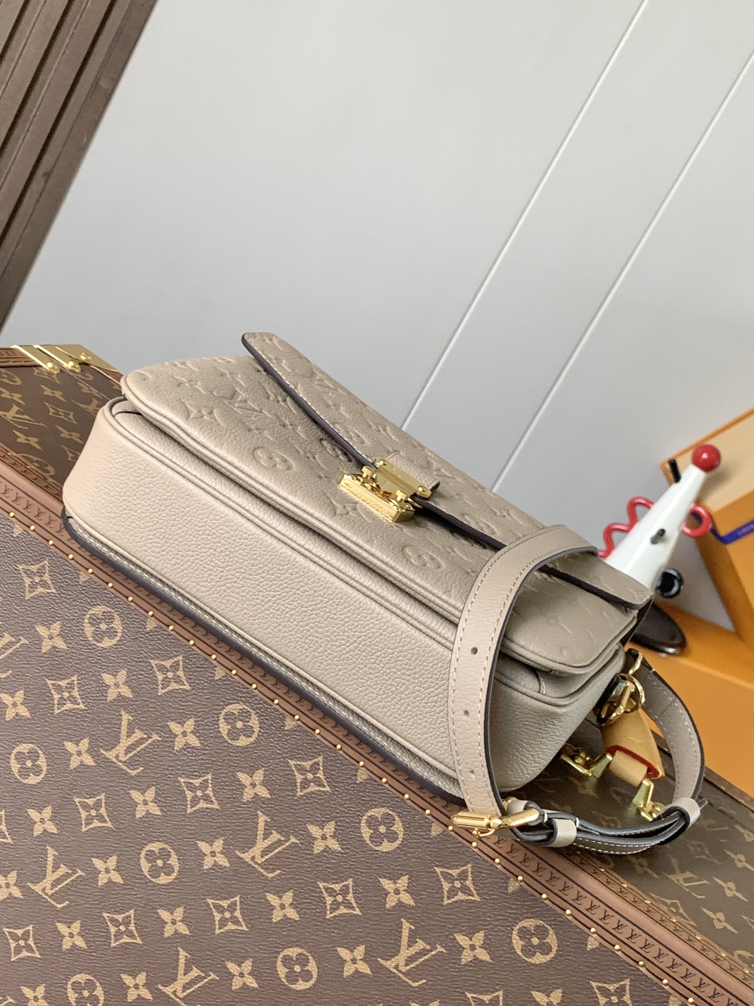 Variable Code Chip LV M44881 Apricot POCHETTE METIS handbag. Pochette Metis handbag. Monogram Empreinte leather